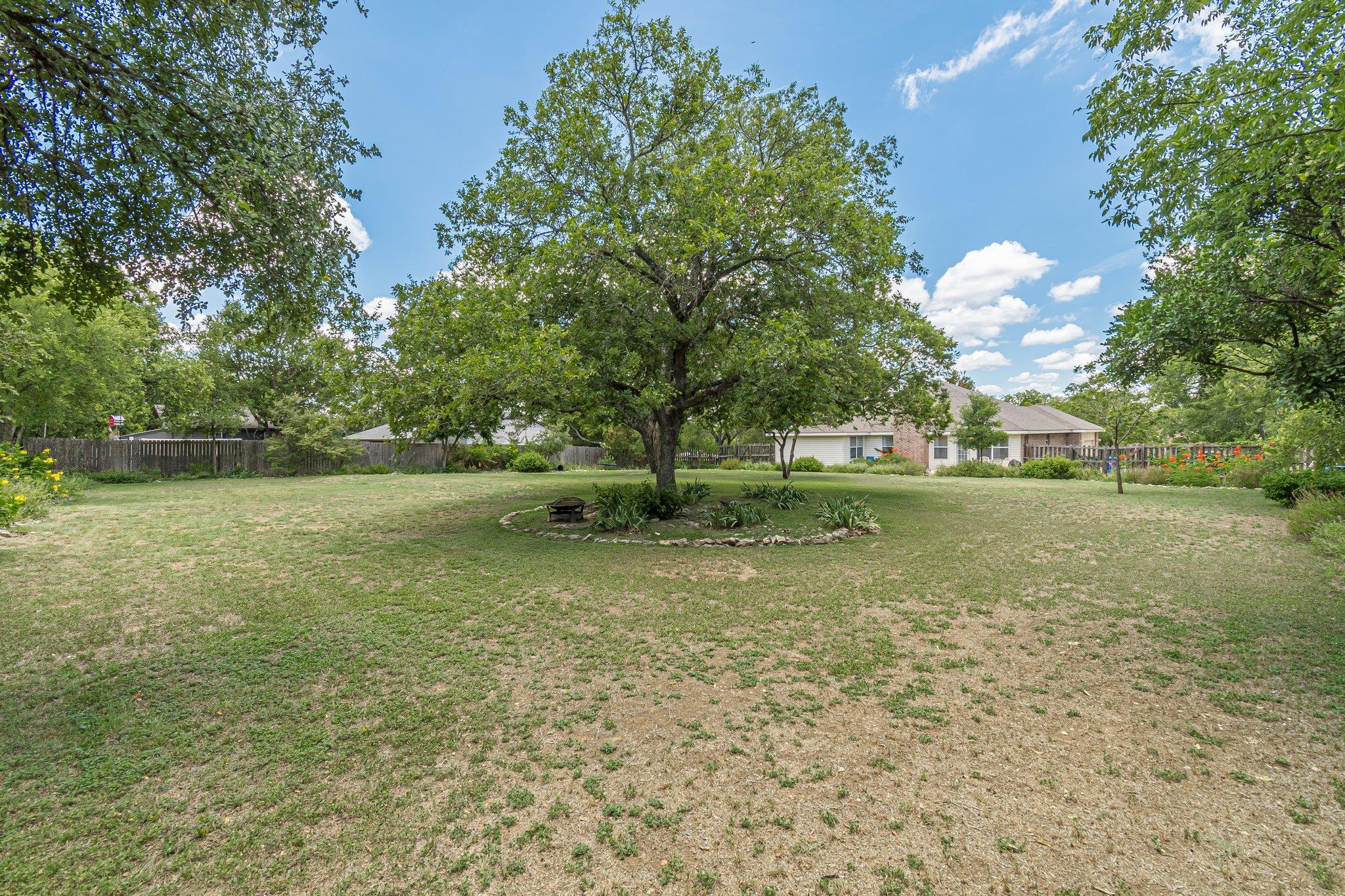 127 Maple Dr, Mountain City, TX 78610