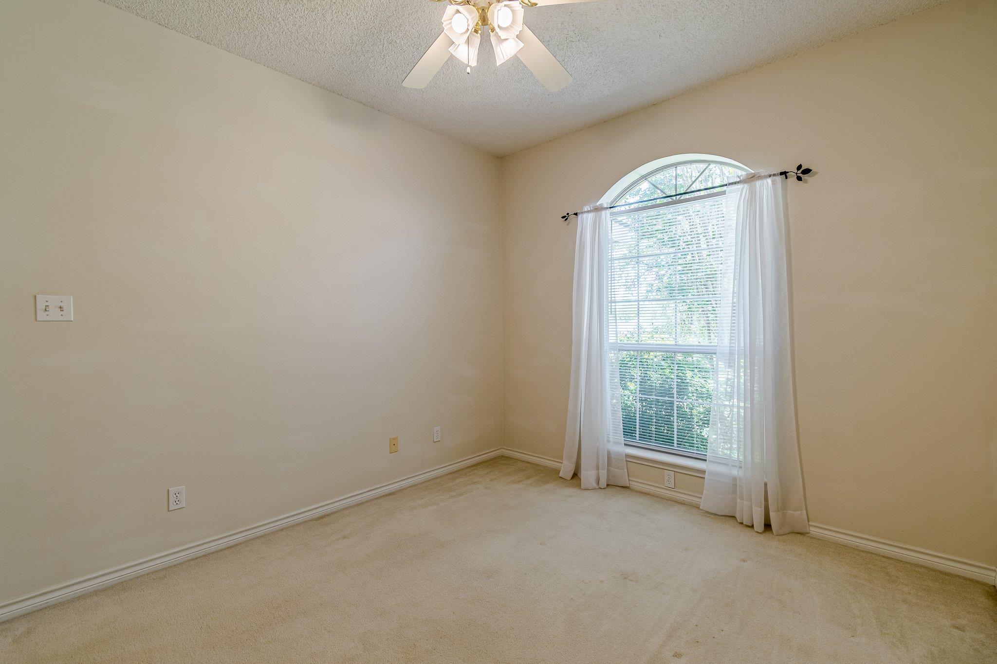 127 Maple Dr, Mountain City, TX 78610