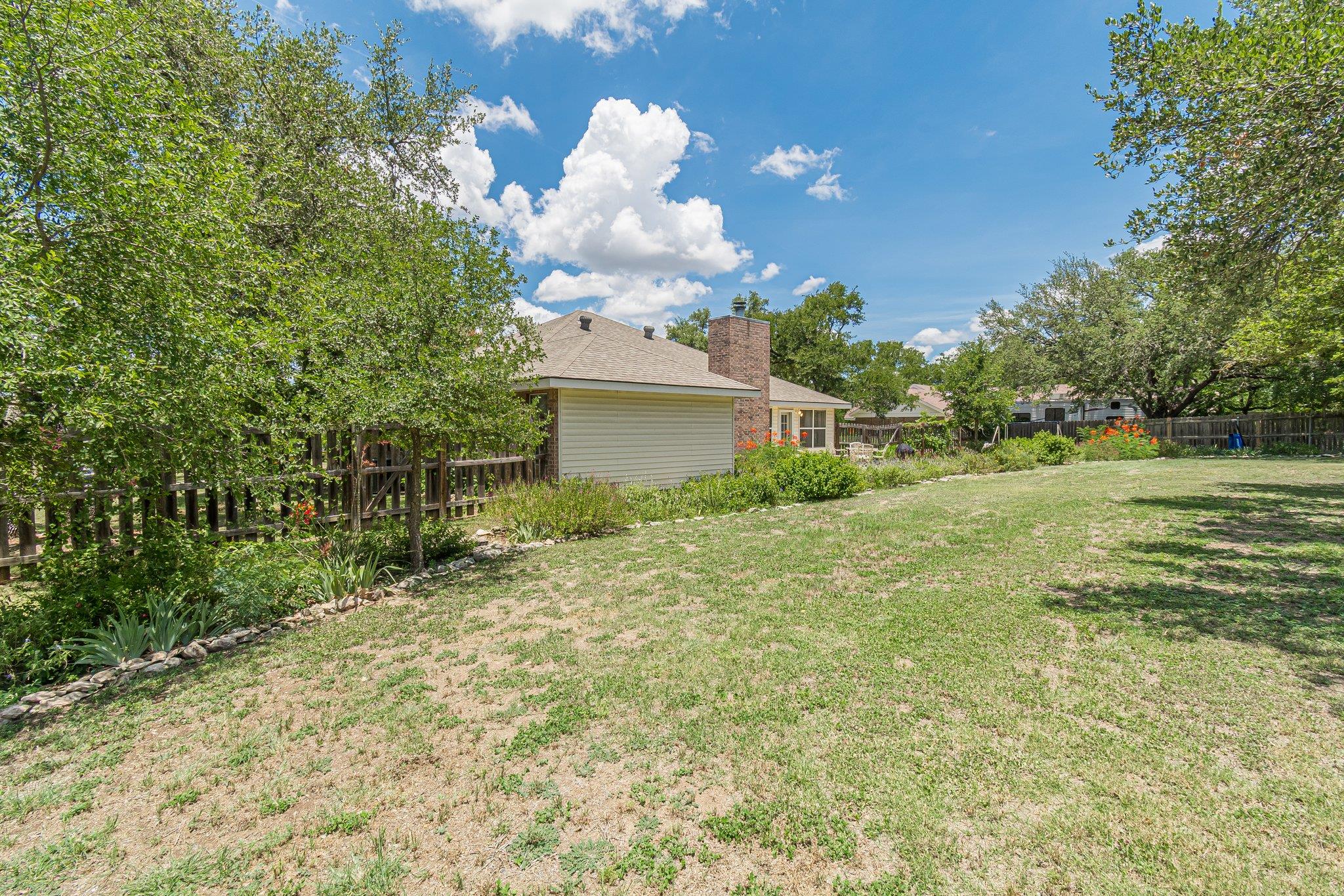 127 Maple Dr, Mountain City, TX 78610