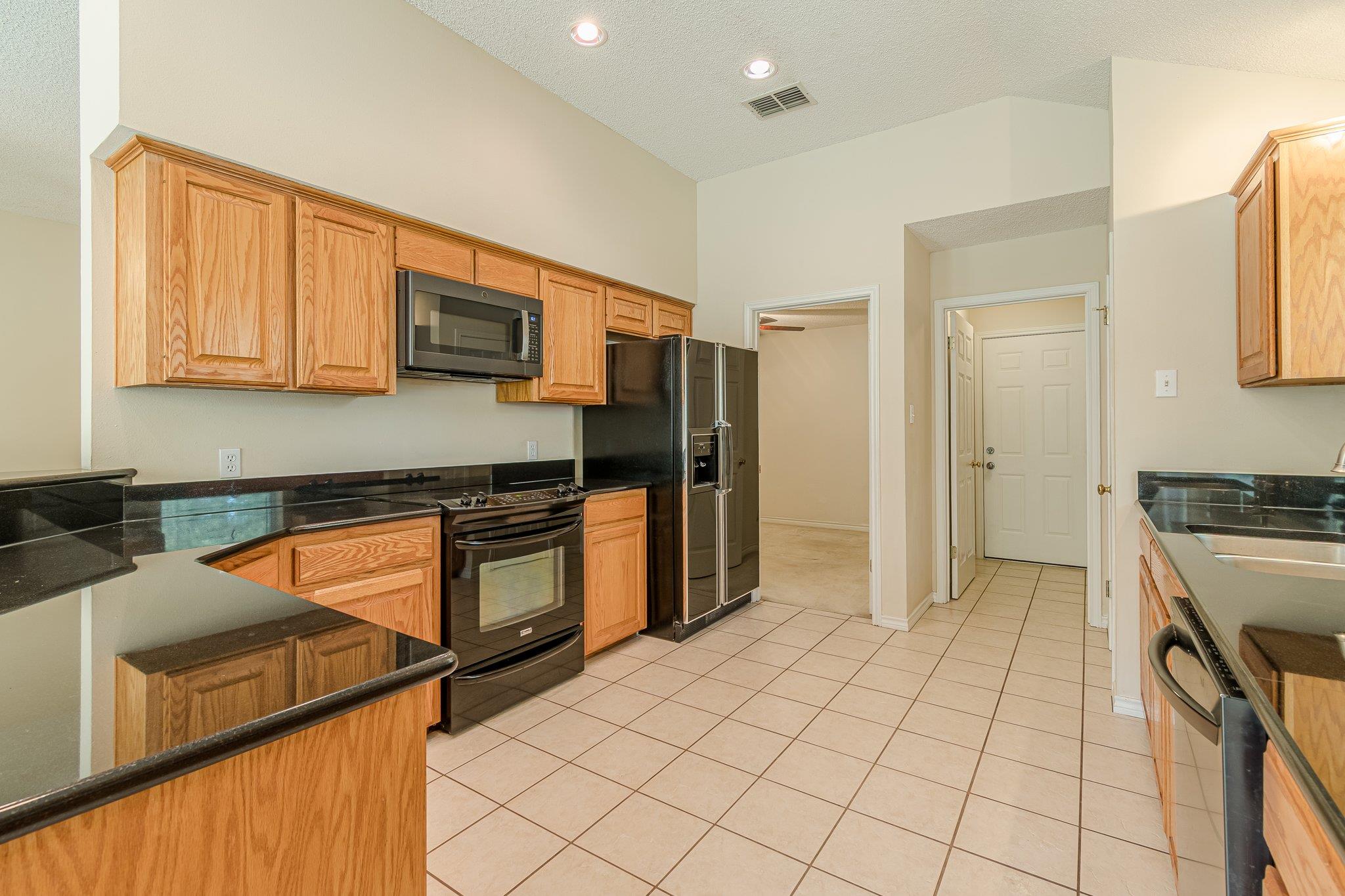 127 Maple Dr, Mountain City, TX 78610