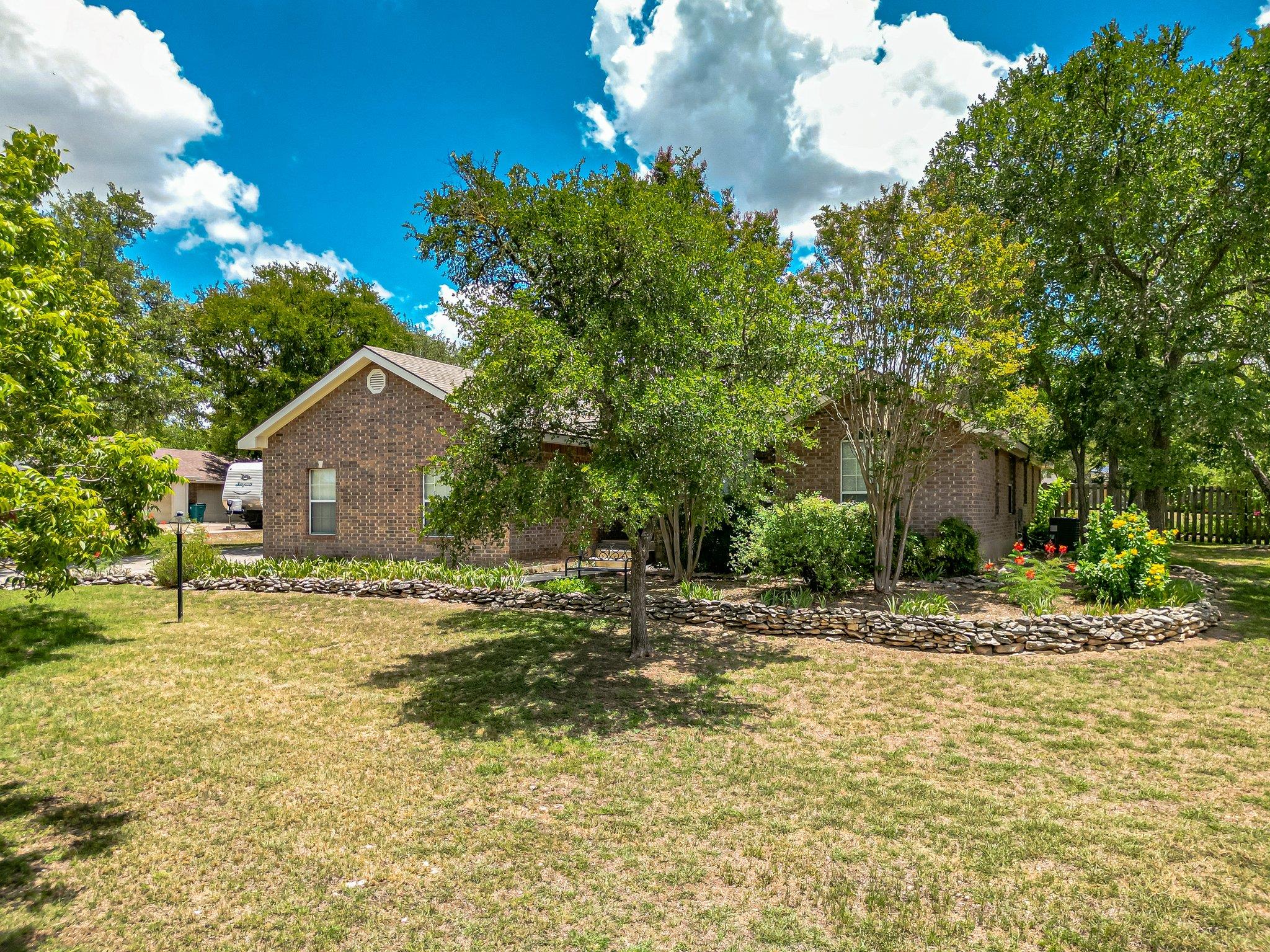 127 Maple Dr, Mountain City, TX 78610