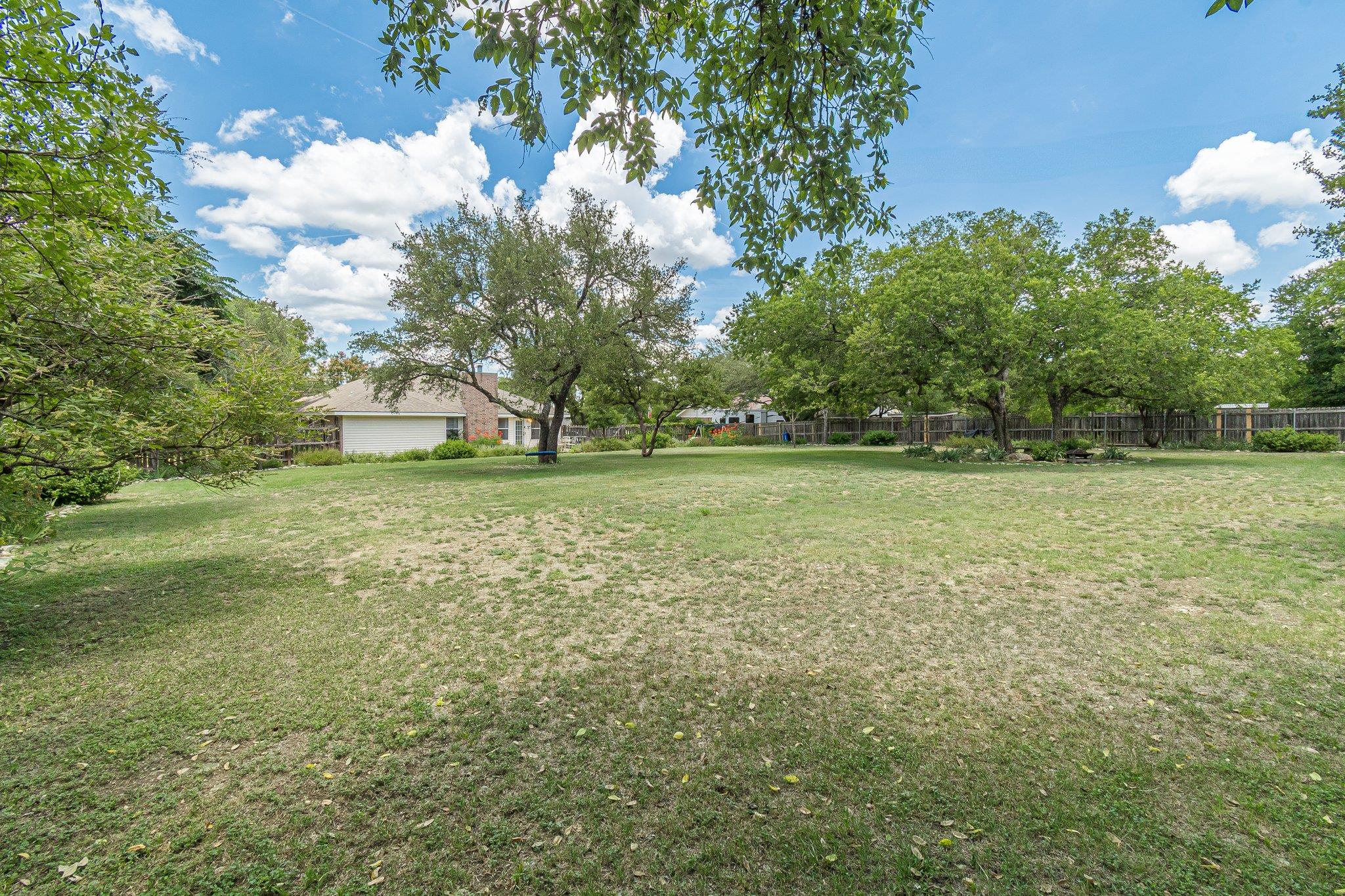 127 Maple Dr, Mountain City, TX 78610