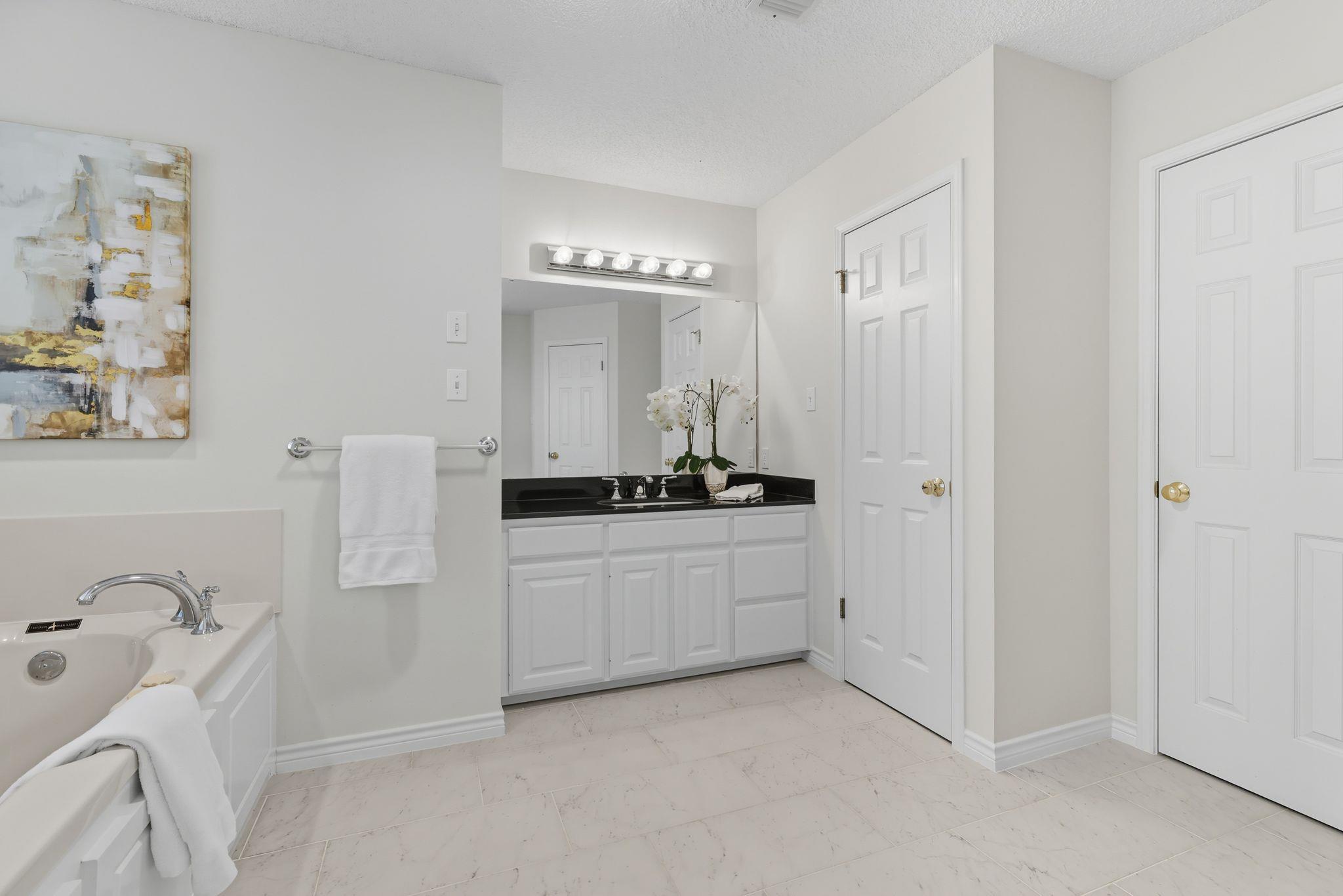 127 Maple Dr, Mountain City, TX 78610