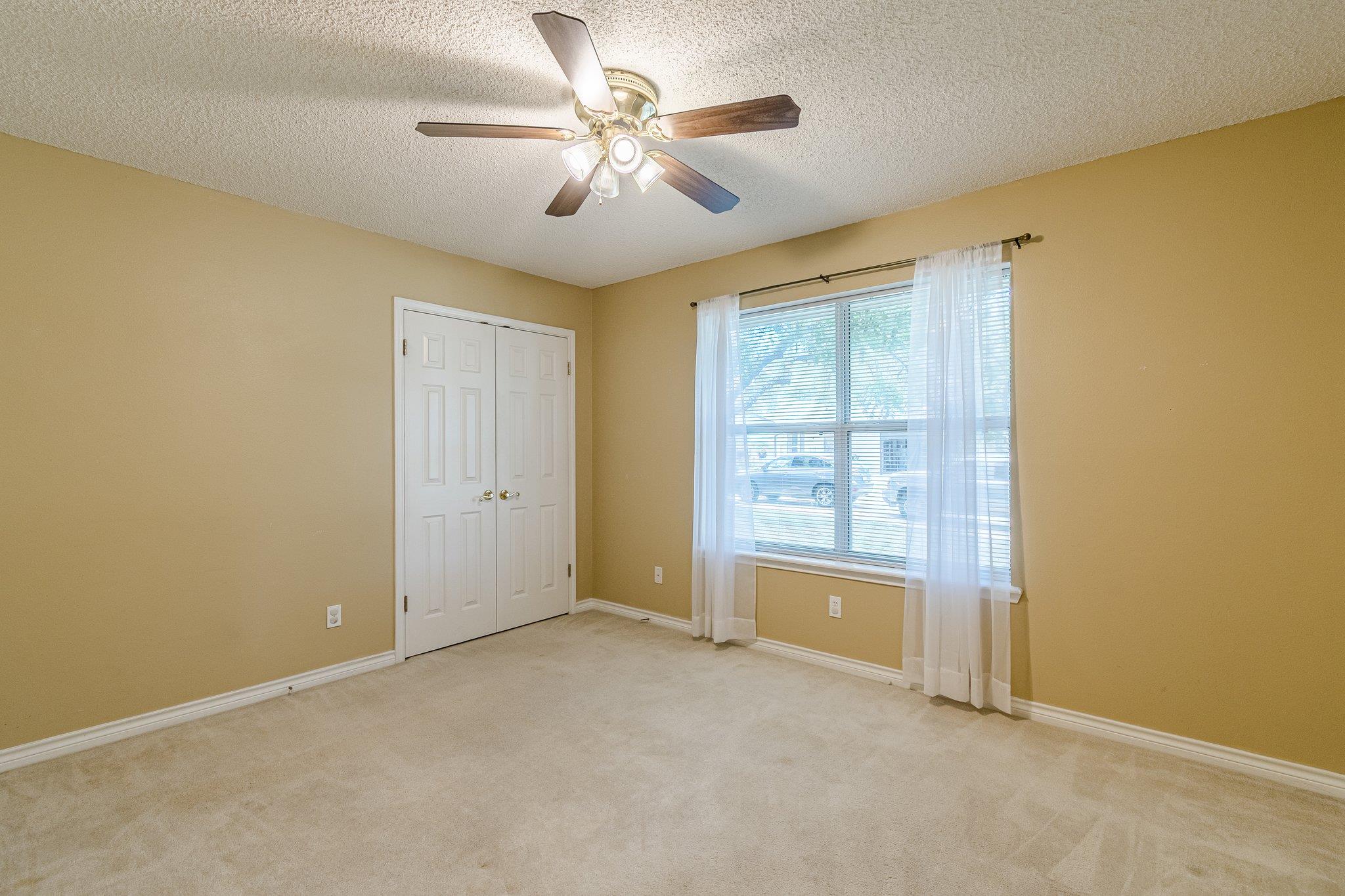 127 Maple Dr, Mountain City, TX 78610