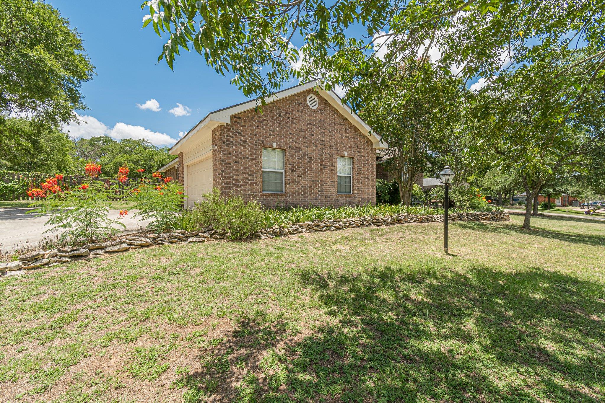 127 Maple Dr, Mountain City, TX 78610