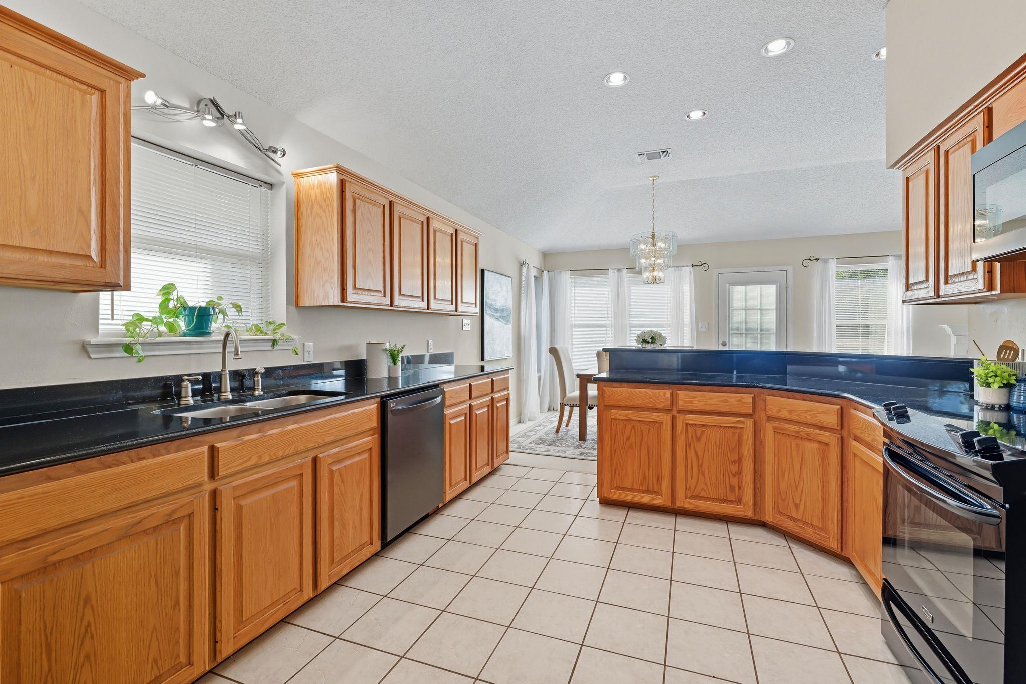 127 Maple Dr, Mountain City, TX 78610