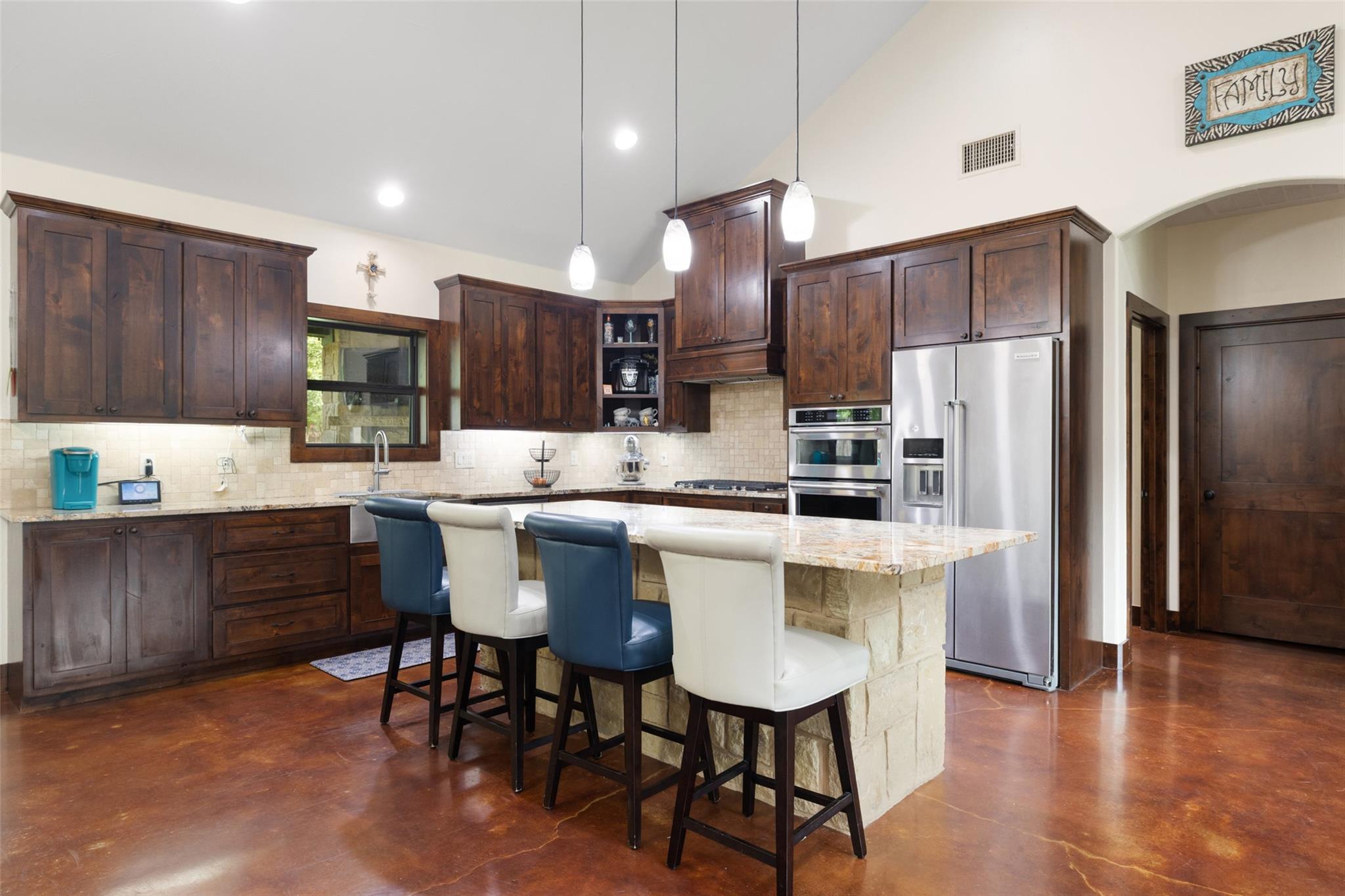 106 Leaning Oak Cir, Johnson City, TX 78636