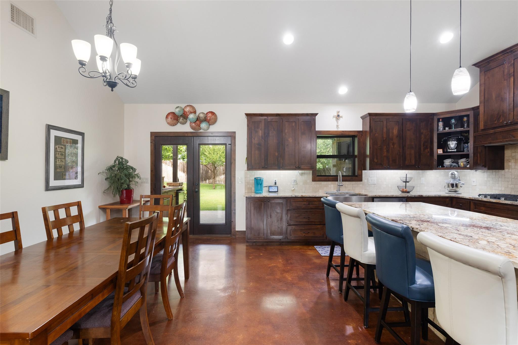 106 Leaning Oak Cir, Johnson City, TX 78636