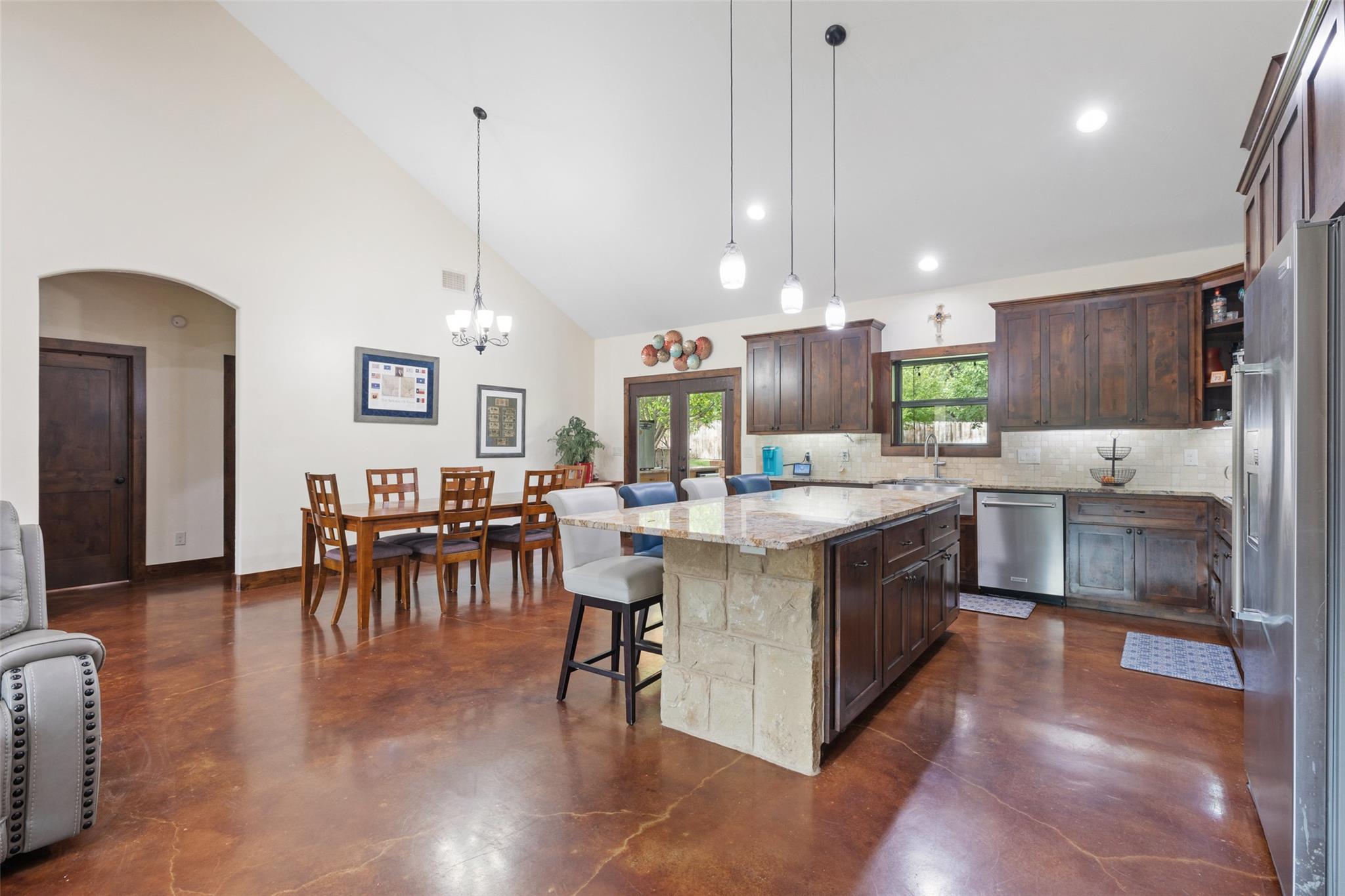 106 Leaning Oak Cir, Johnson City, TX 78636