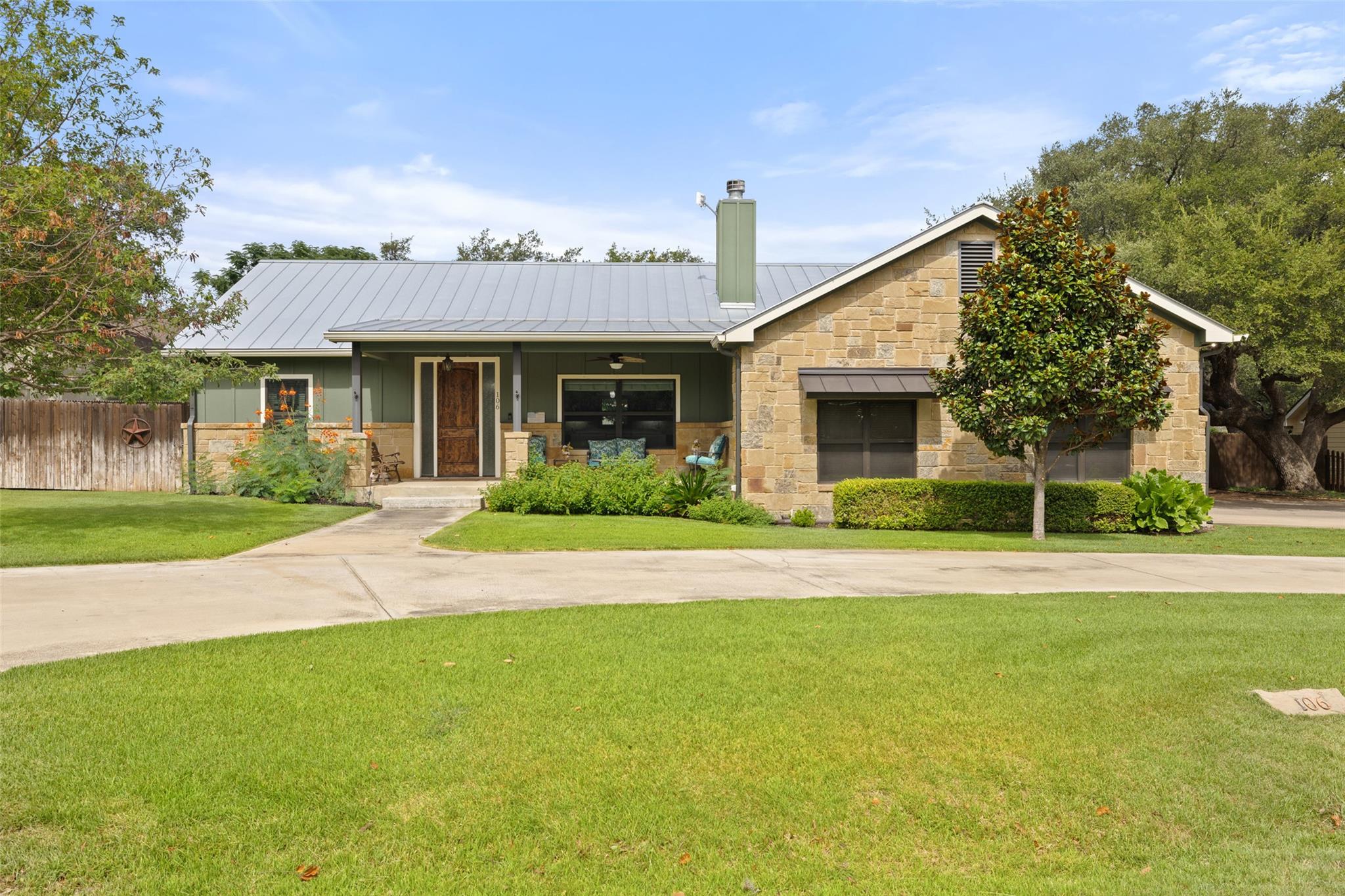 106 Leaning Oak Cir, Johnson City, TX 78636