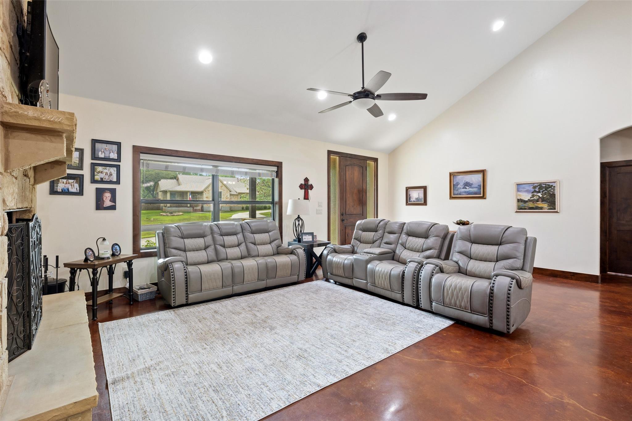 106 Leaning Oak Cir, Johnson City, TX 78636