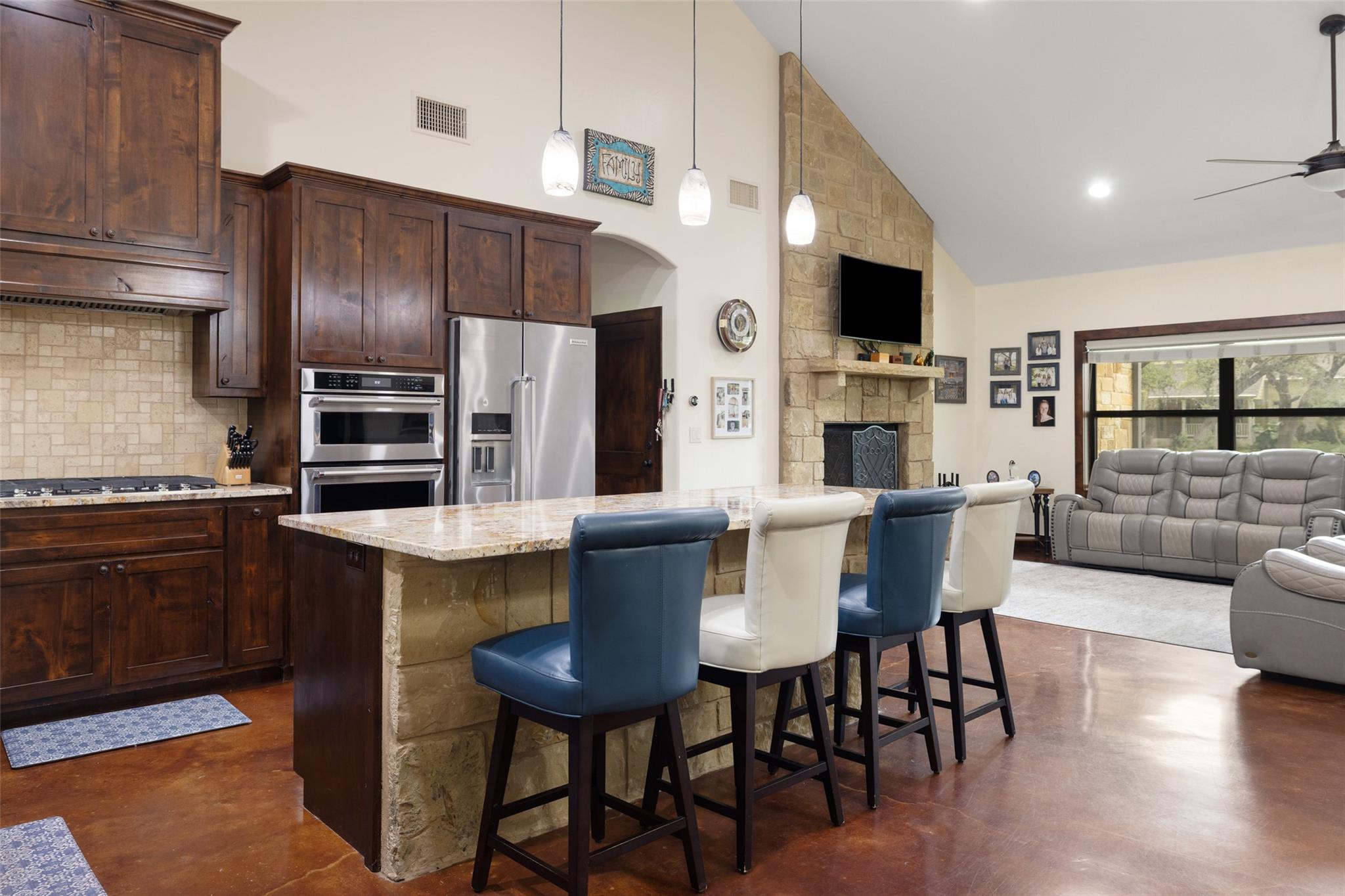 106 Leaning Oak Cir, Johnson City, TX 78636