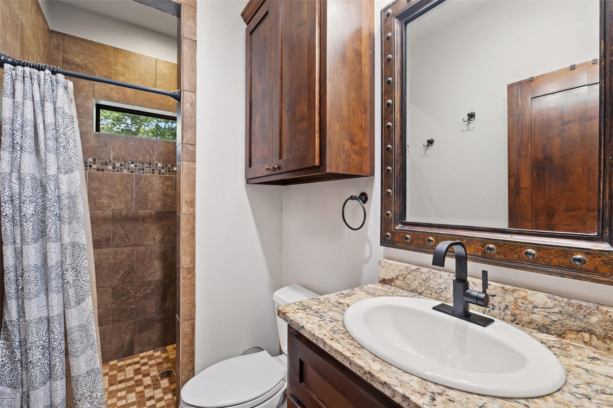 106 Leaning Oak Cir, Johnson City, TX 78636