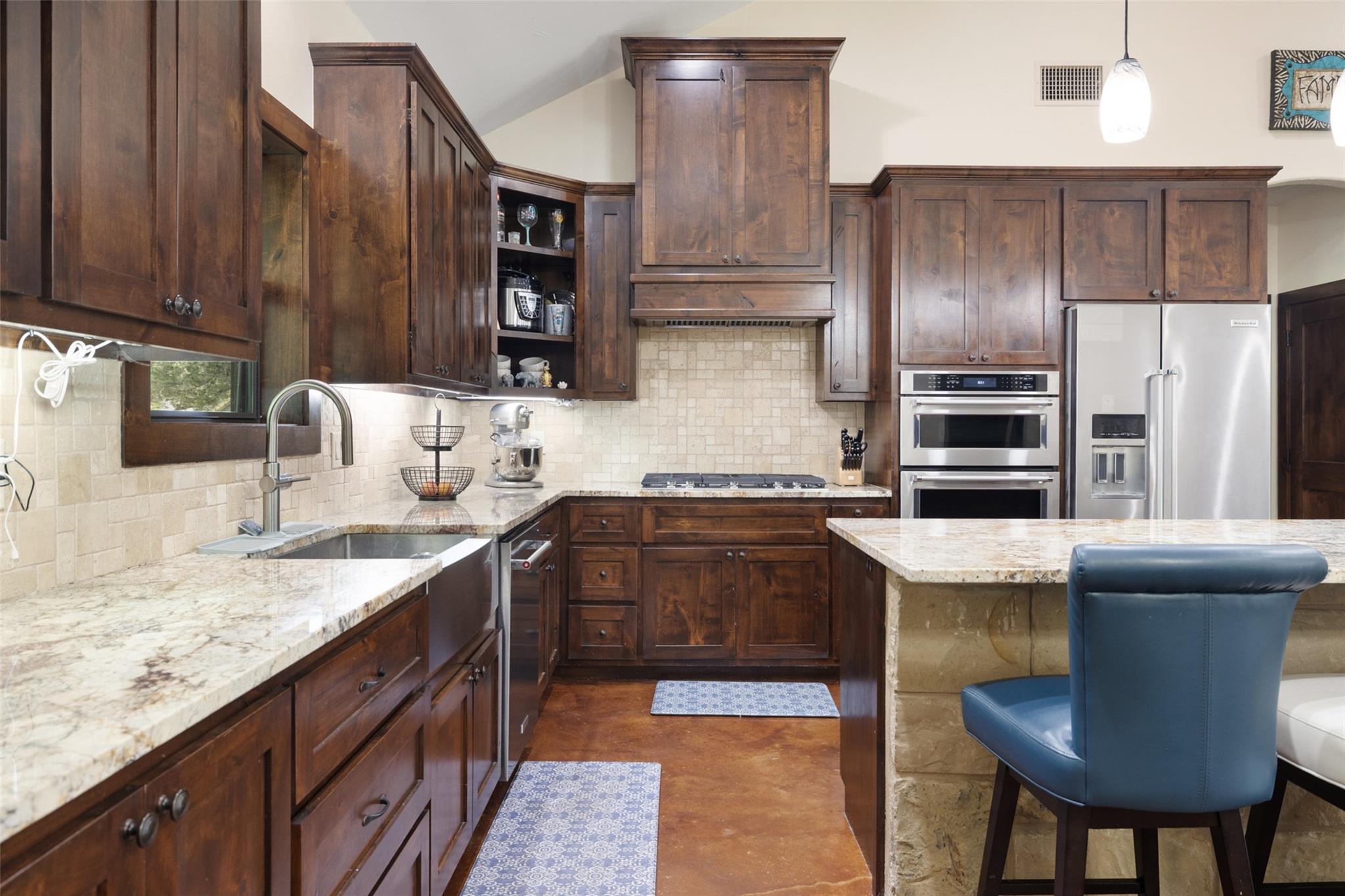106 Leaning Oak Cir, Johnson City, TX 78636