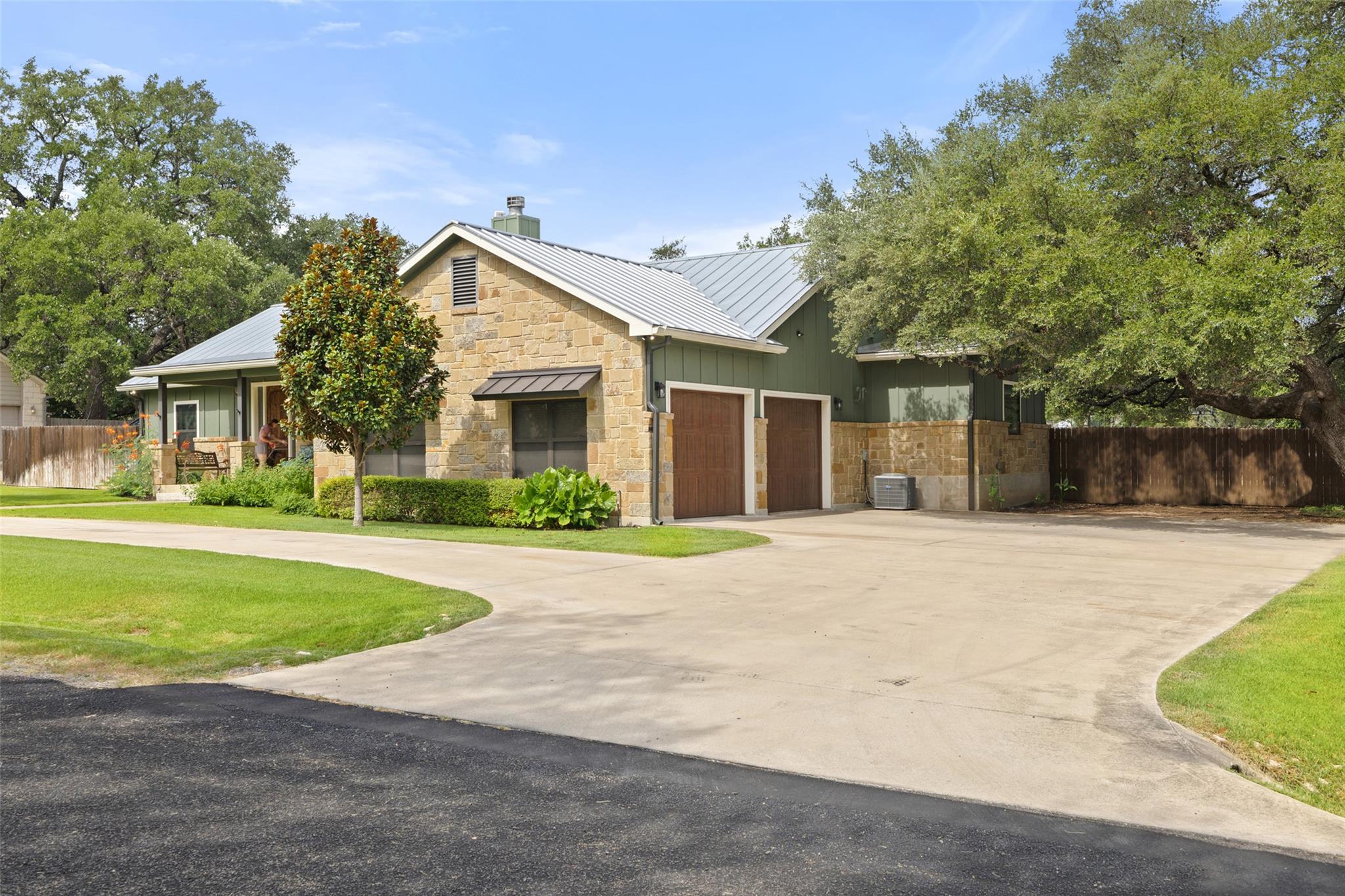 106 Leaning Oak Cir, Johnson City, TX 78636