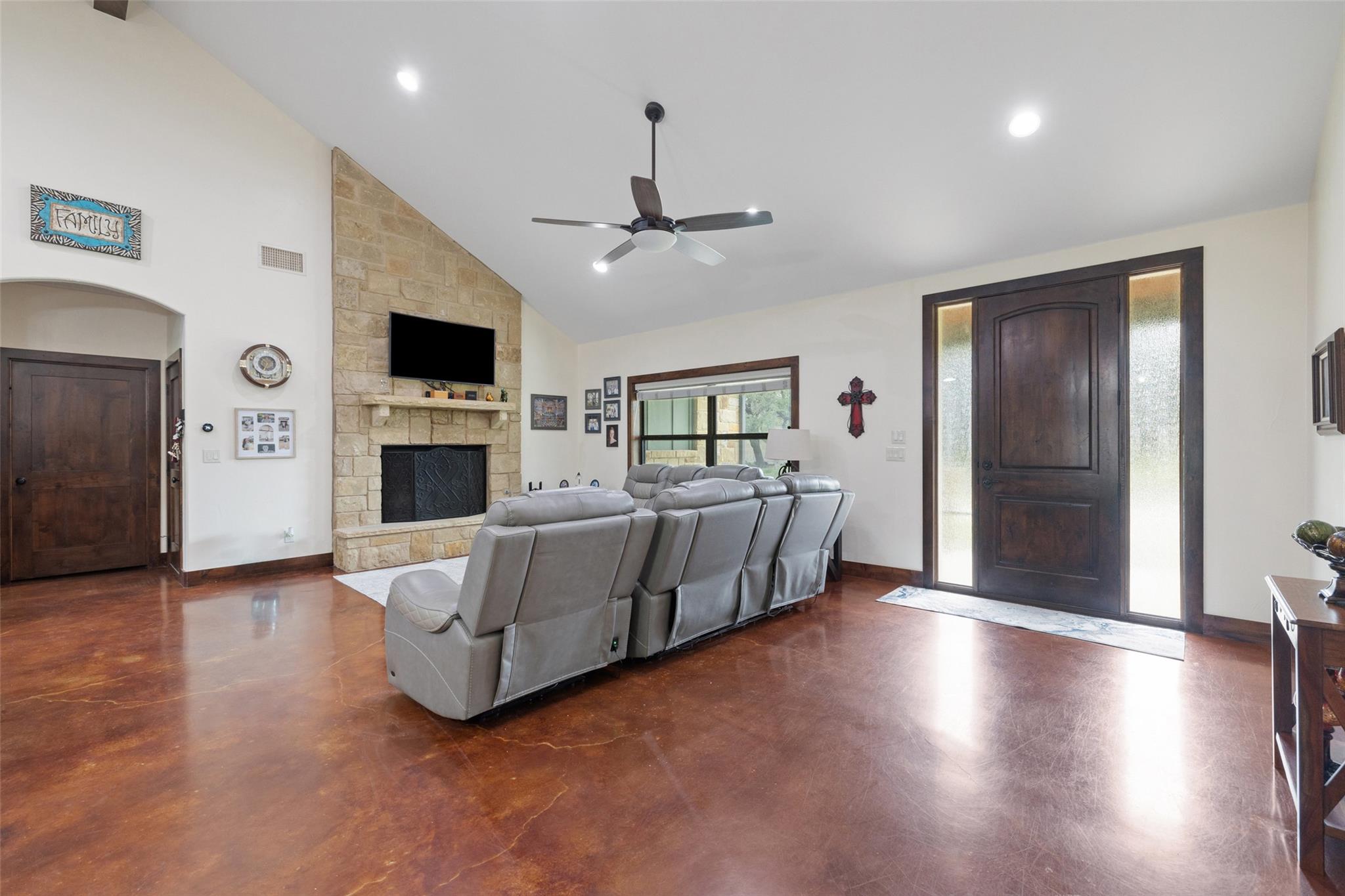 106 Leaning Oak Cir, Johnson City, TX 78636