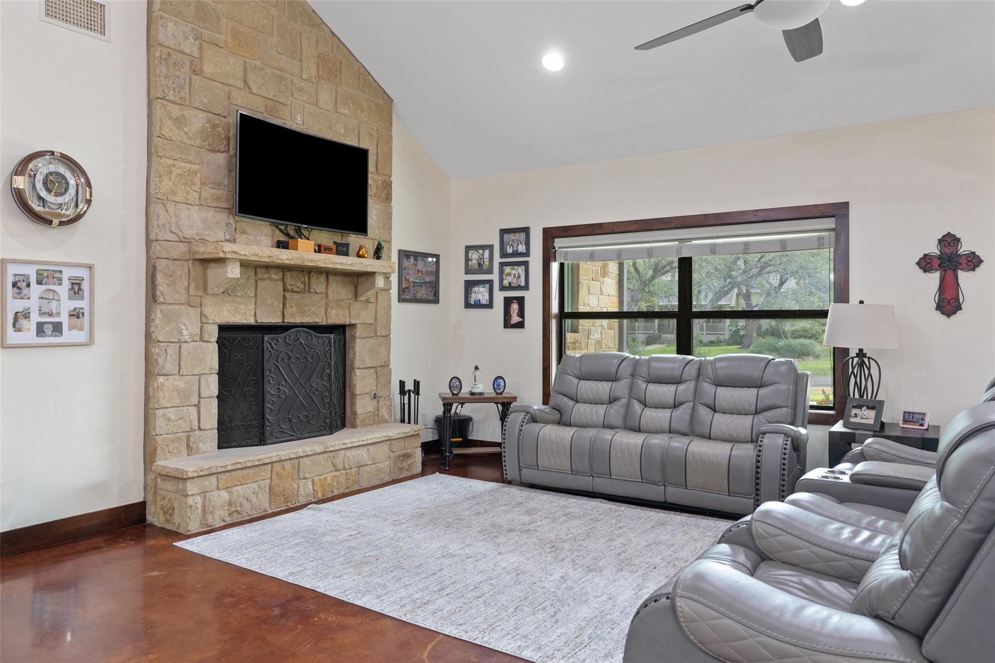 106 Leaning Oak Cir, Johnson City, TX 78636
