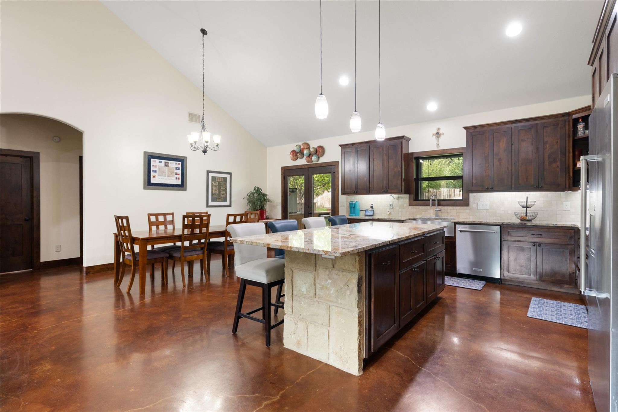 106 Leaning Oak Cir, Johnson City, TX 78636