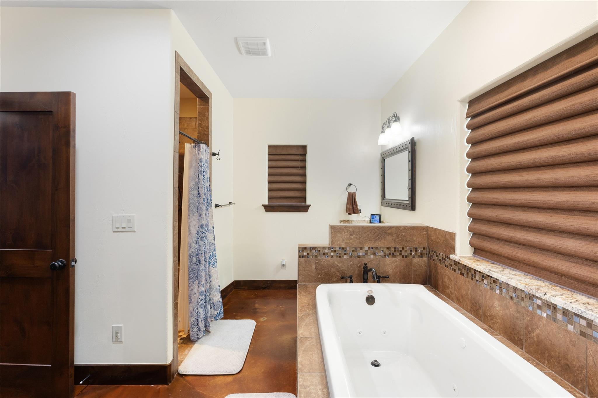 106 Leaning Oak Cir, Johnson City, TX 78636