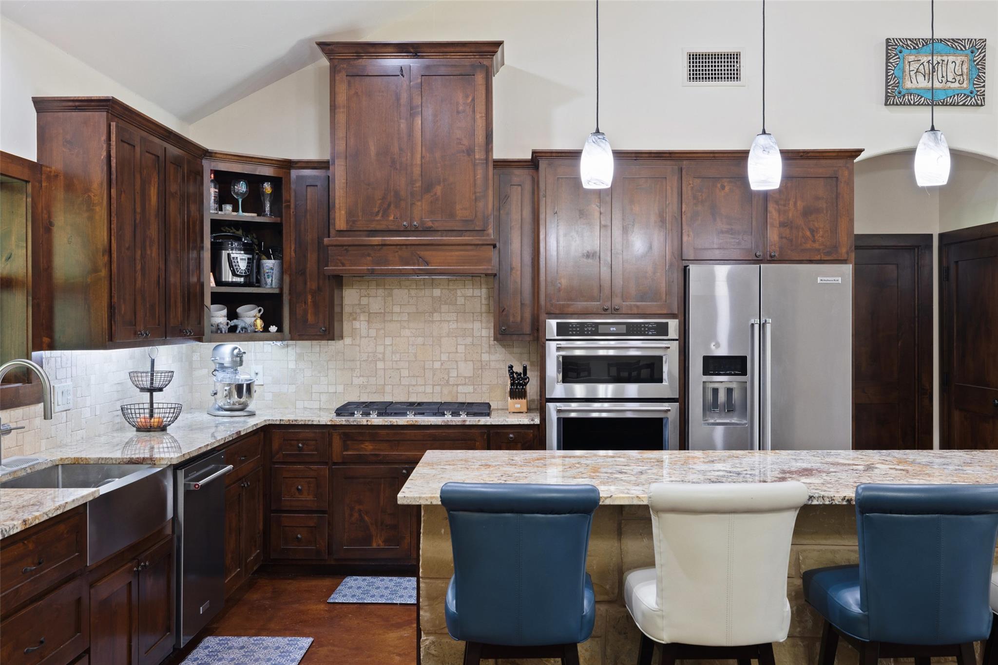 106 Leaning Oak Cir, Johnson City, TX 78636