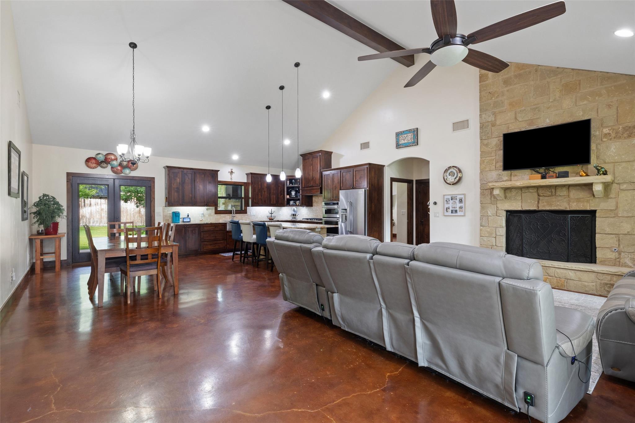 106 Leaning Oak Cir, Johnson City, TX 78636