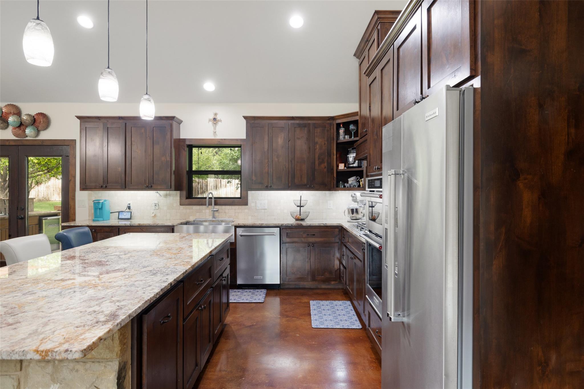 106 Leaning Oak Cir, Johnson City, TX 78636