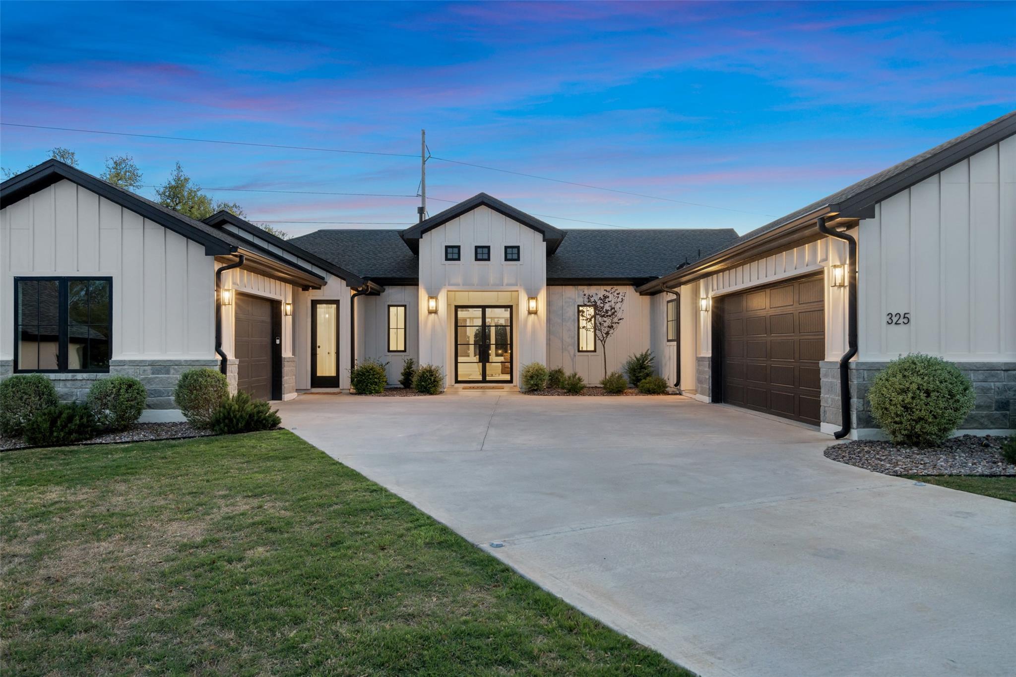 325 Stockman Dr, Dripping Springs, TX 78620