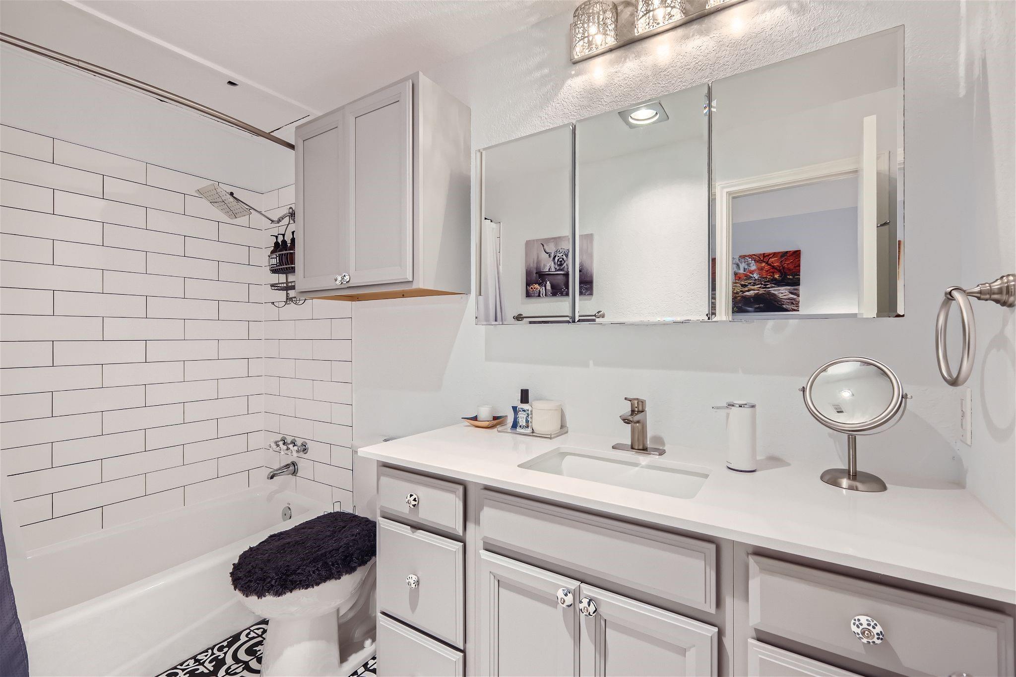 802 S 1st St # 215, Austin, TX 78704