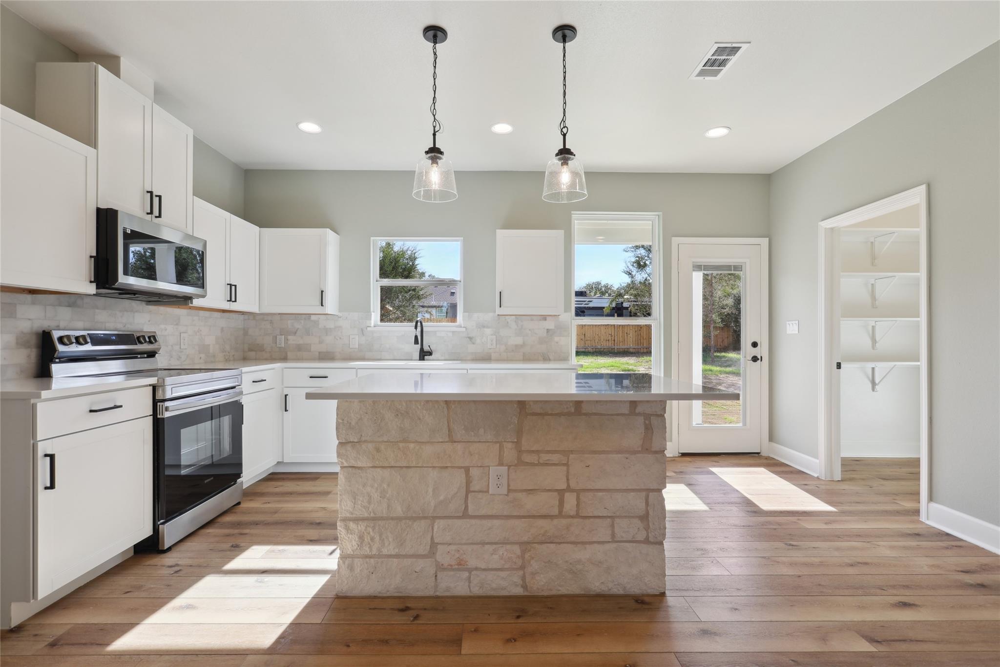 109 Creekside Dr, Bastrop, TX 78602