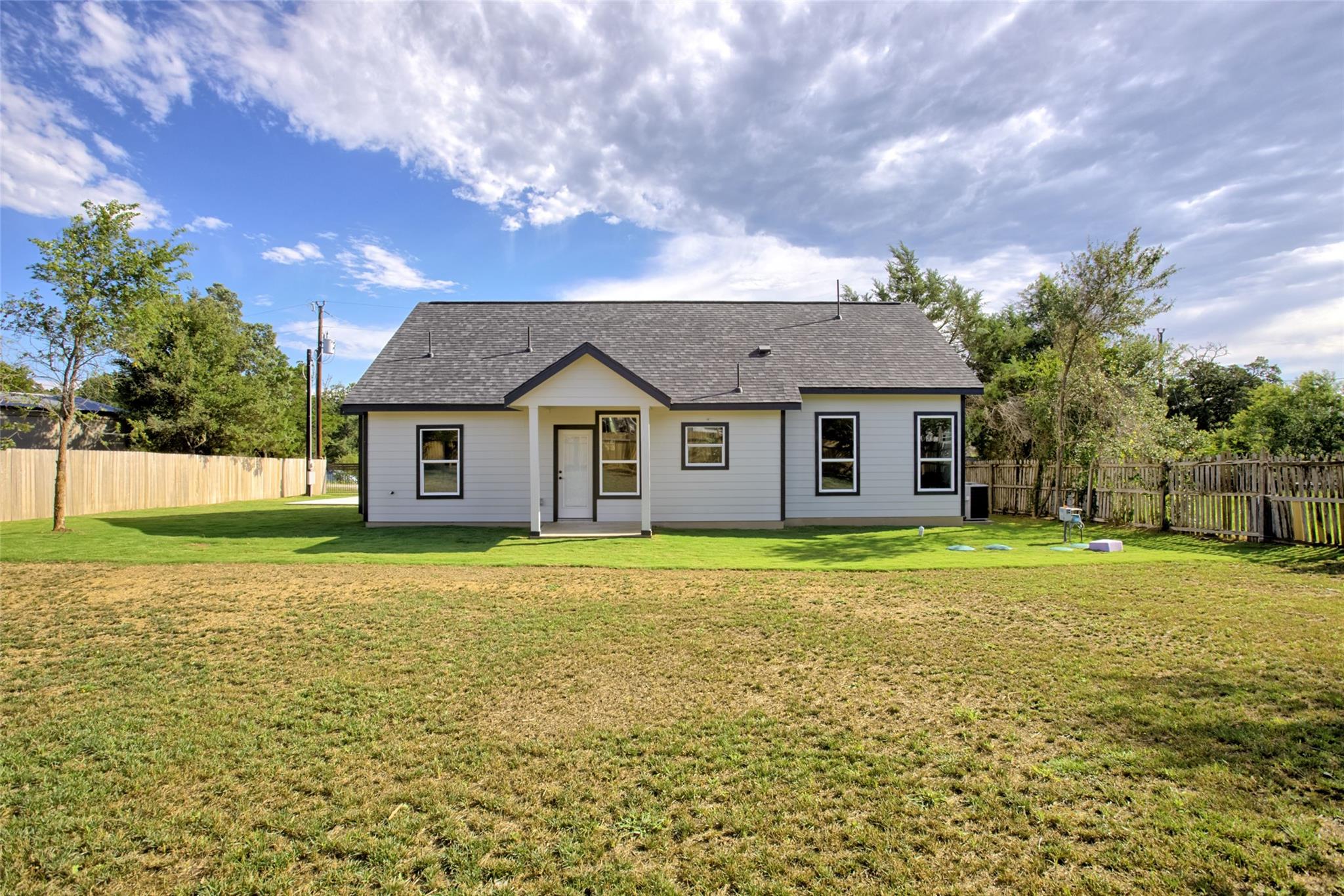 109 Creekside Dr, Bastrop, TX 78602