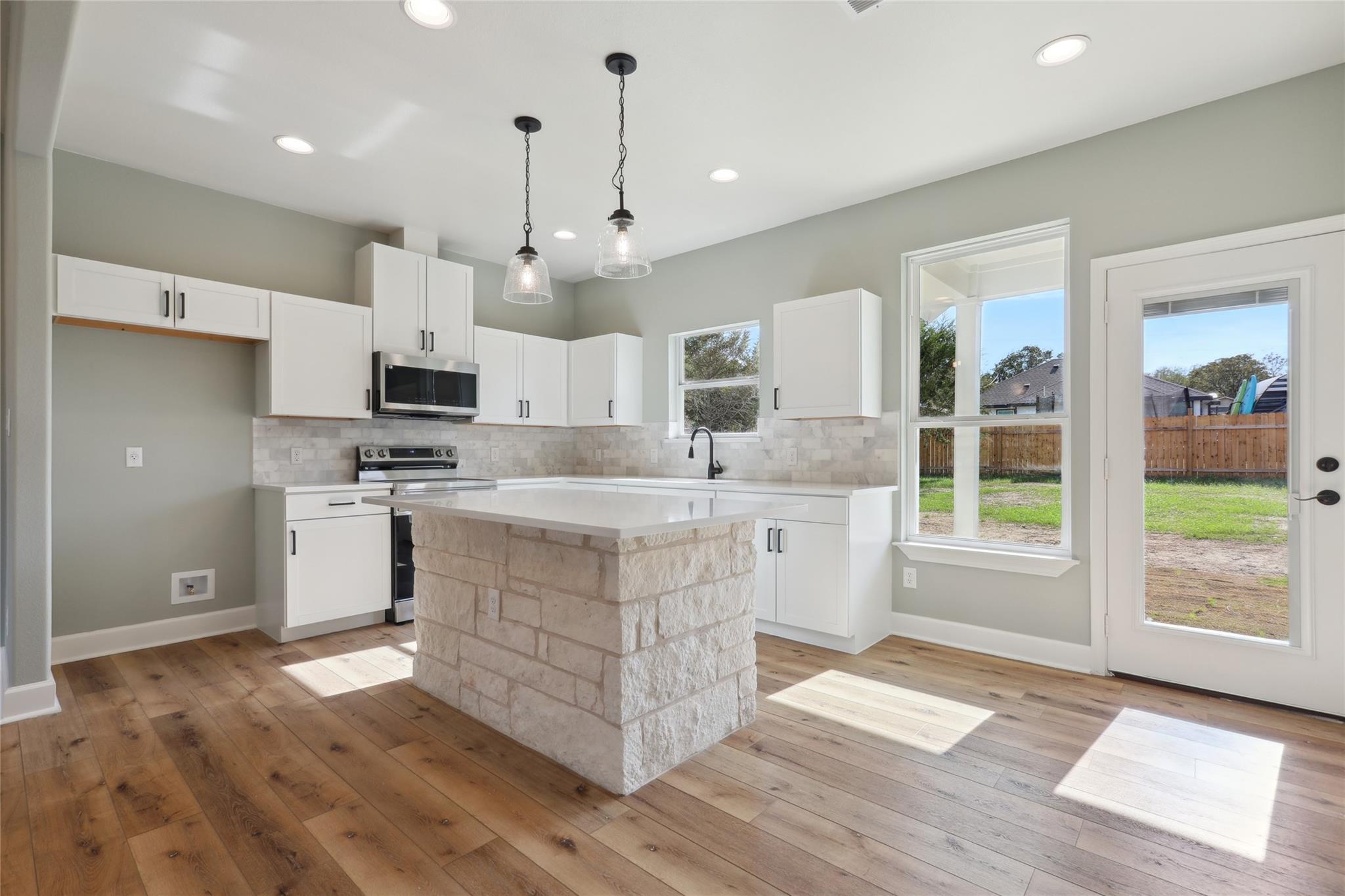 109 Creekside Dr, Bastrop, TX 78602