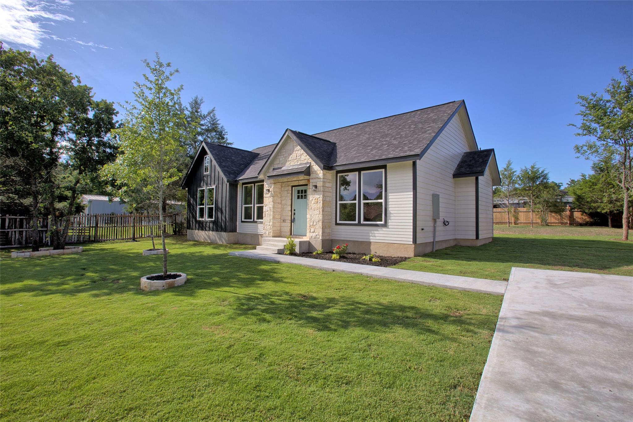 109 Creekside Dr, Bastrop, TX 78602