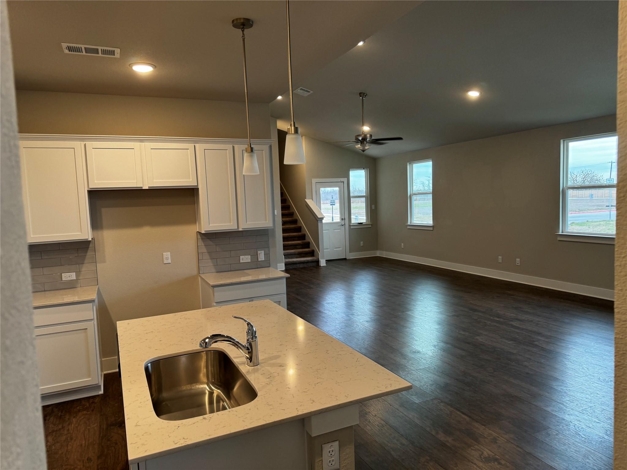 201 Pinnacle Ln # 105, Kyle, TX 78640