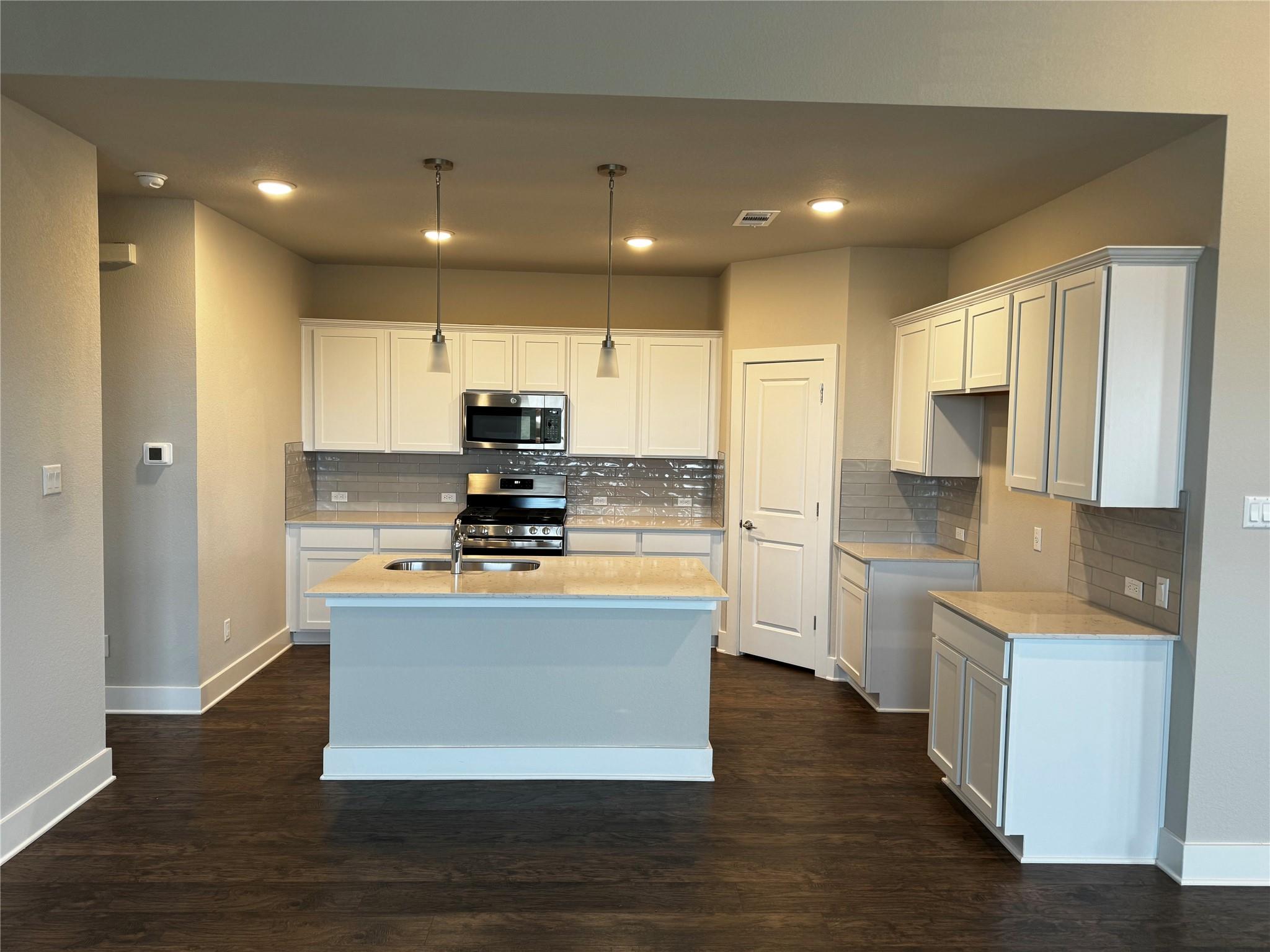 201 Pinnacle Ln # 105, Kyle, TX 78640