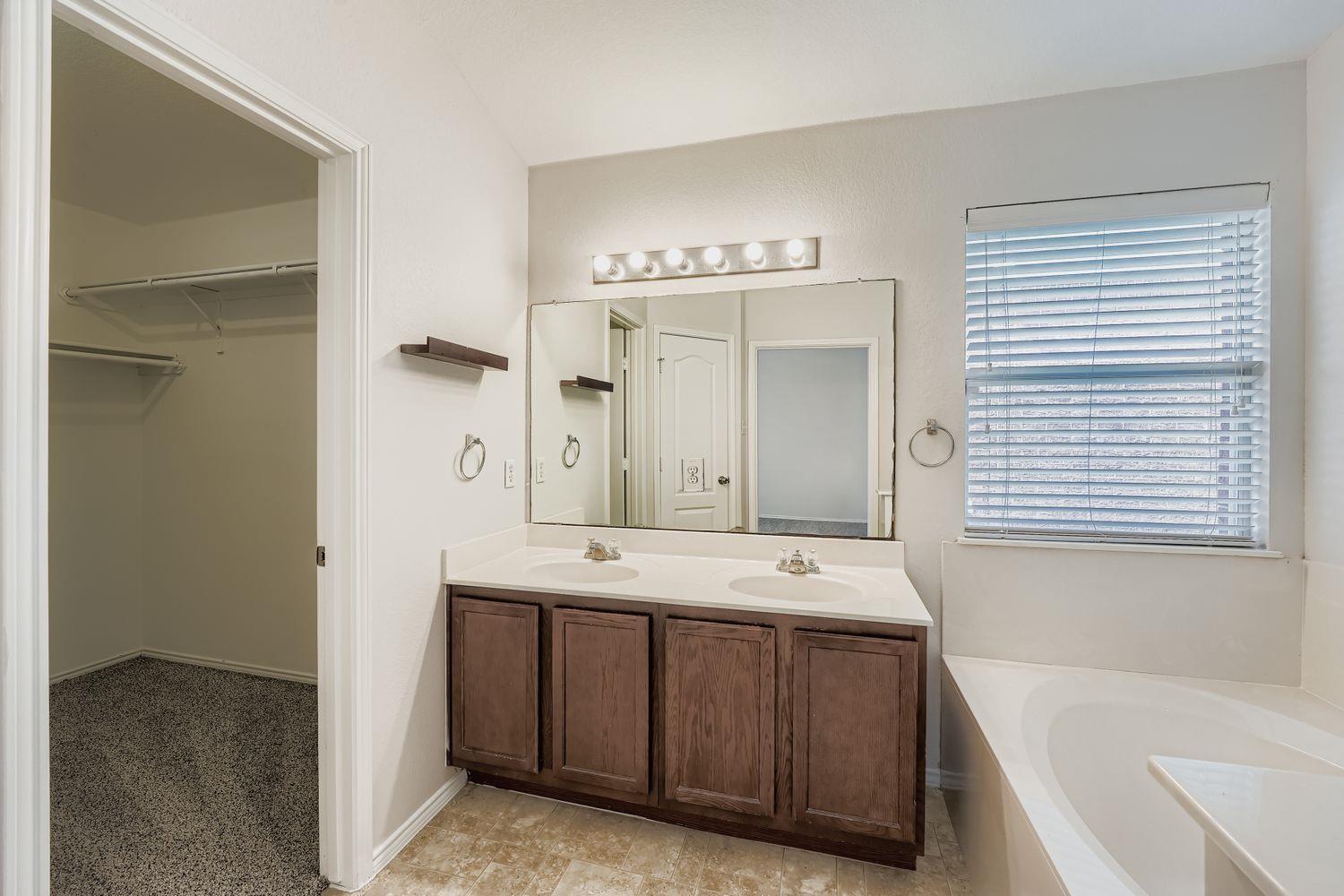 302 Floating Leaf Dr, Hutto, TX 78634