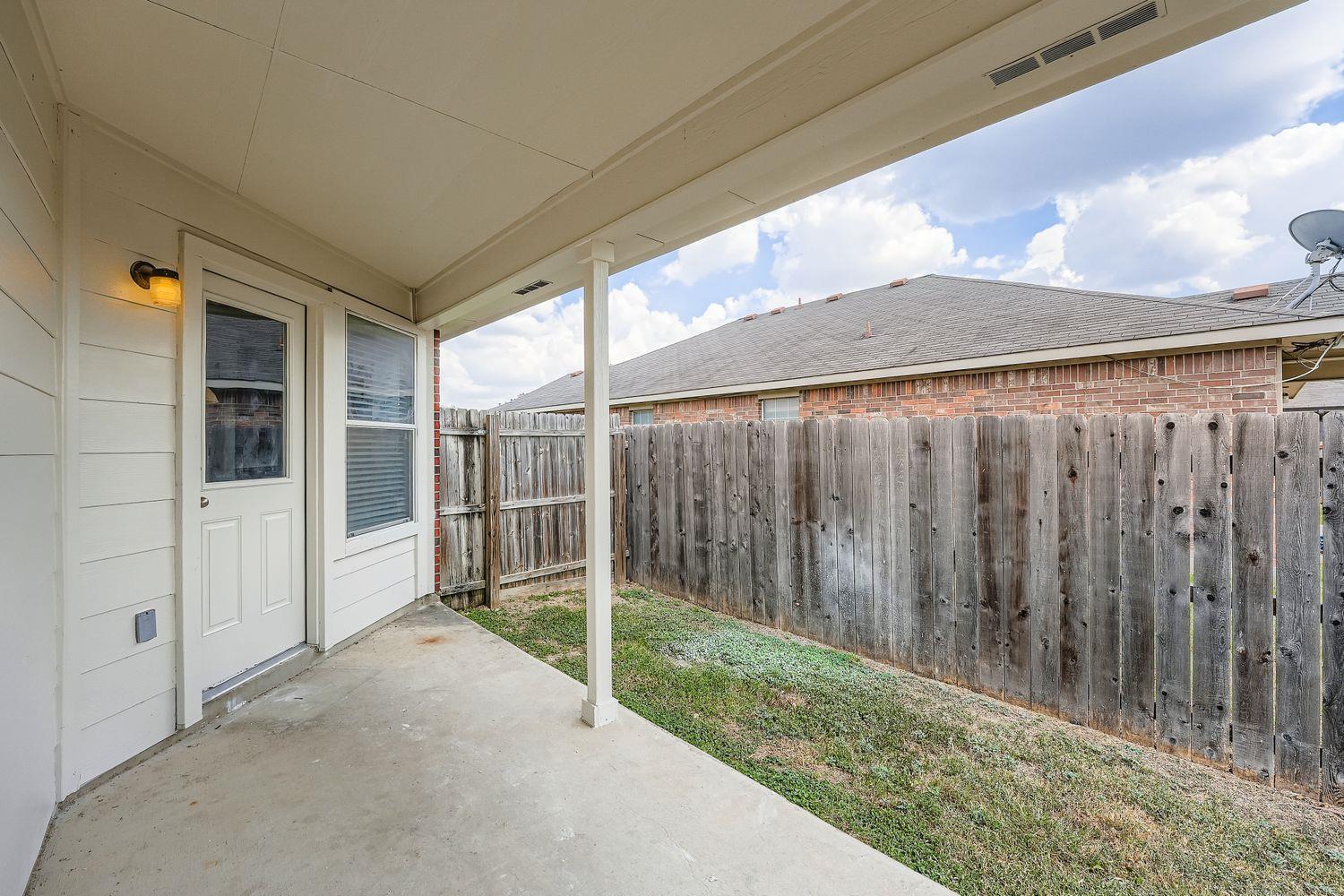 302 Floating Leaf Dr, Hutto, TX 78634