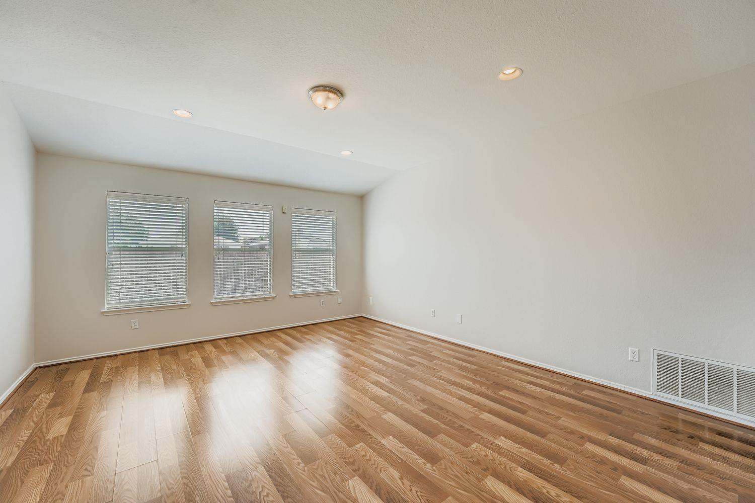 302 Floating Leaf Dr, Hutto, TX 78634