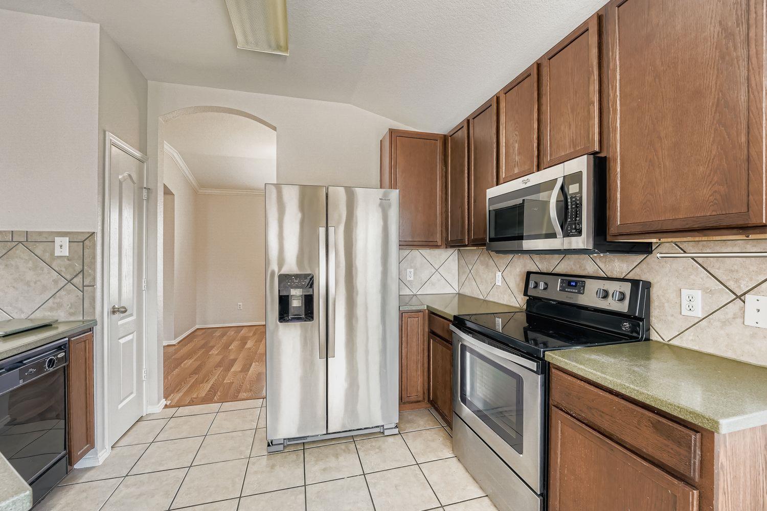 302 Floating Leaf Dr, Hutto, TX 78634