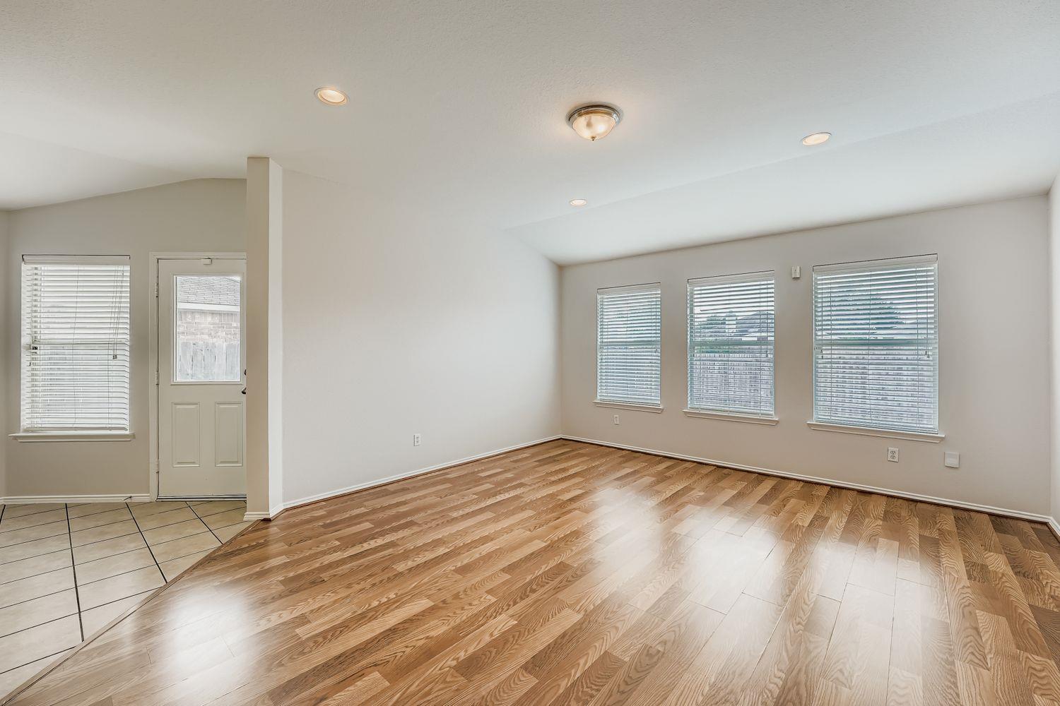 302 Floating Leaf Dr, Hutto, TX 78634