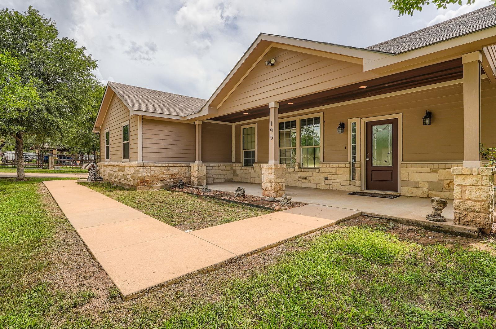 195 Heritage Oaks Dr, Cedar Creek, TX 78612