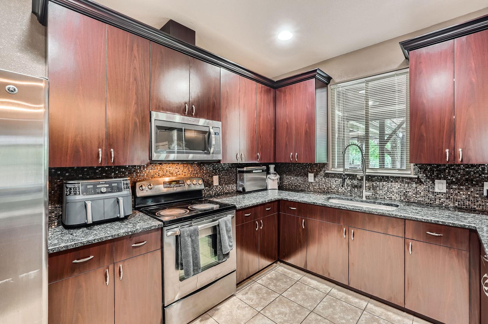 195 Heritage Oaks Dr, Cedar Creek, TX 78612