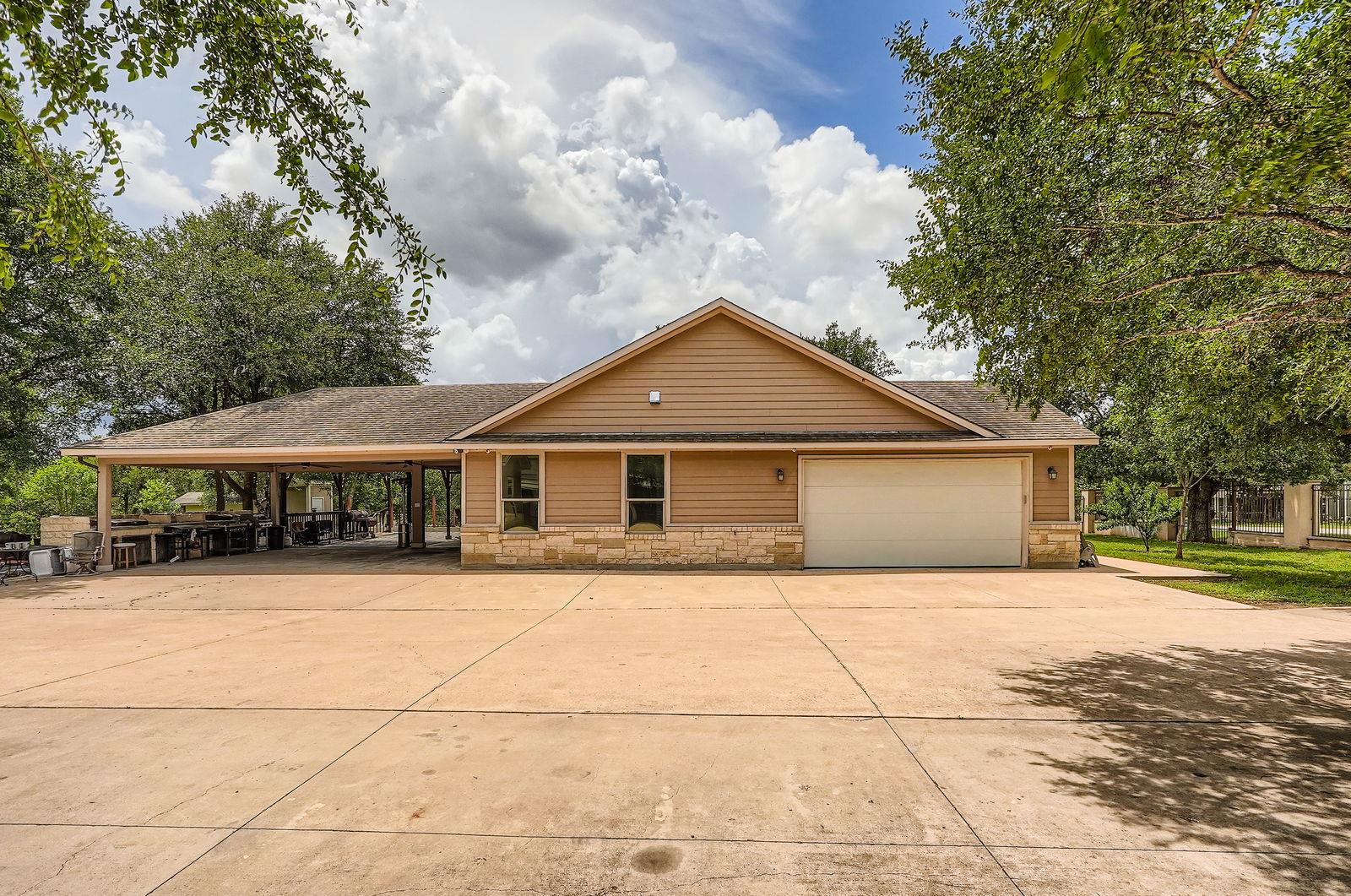 195 Heritage Oaks Dr, Cedar Creek, TX 78612