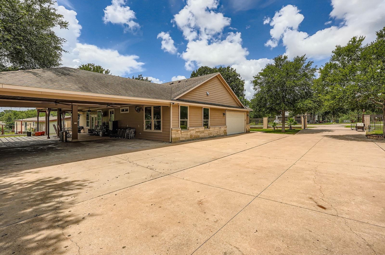 195 Heritage Oaks Dr, Cedar Creek, TX 78612