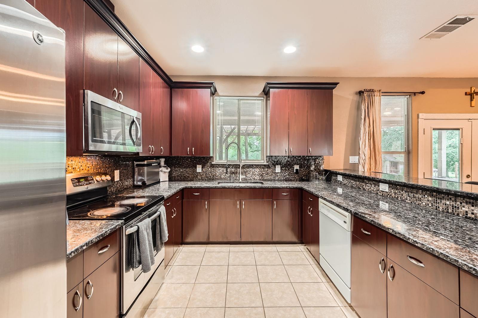 195 Heritage Oaks Dr, Cedar Creek, TX 78612