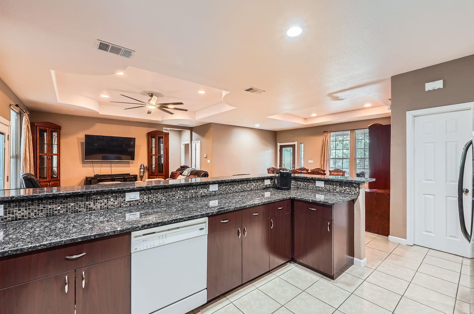 195 Heritage Oaks Dr, Cedar Creek, TX 78612