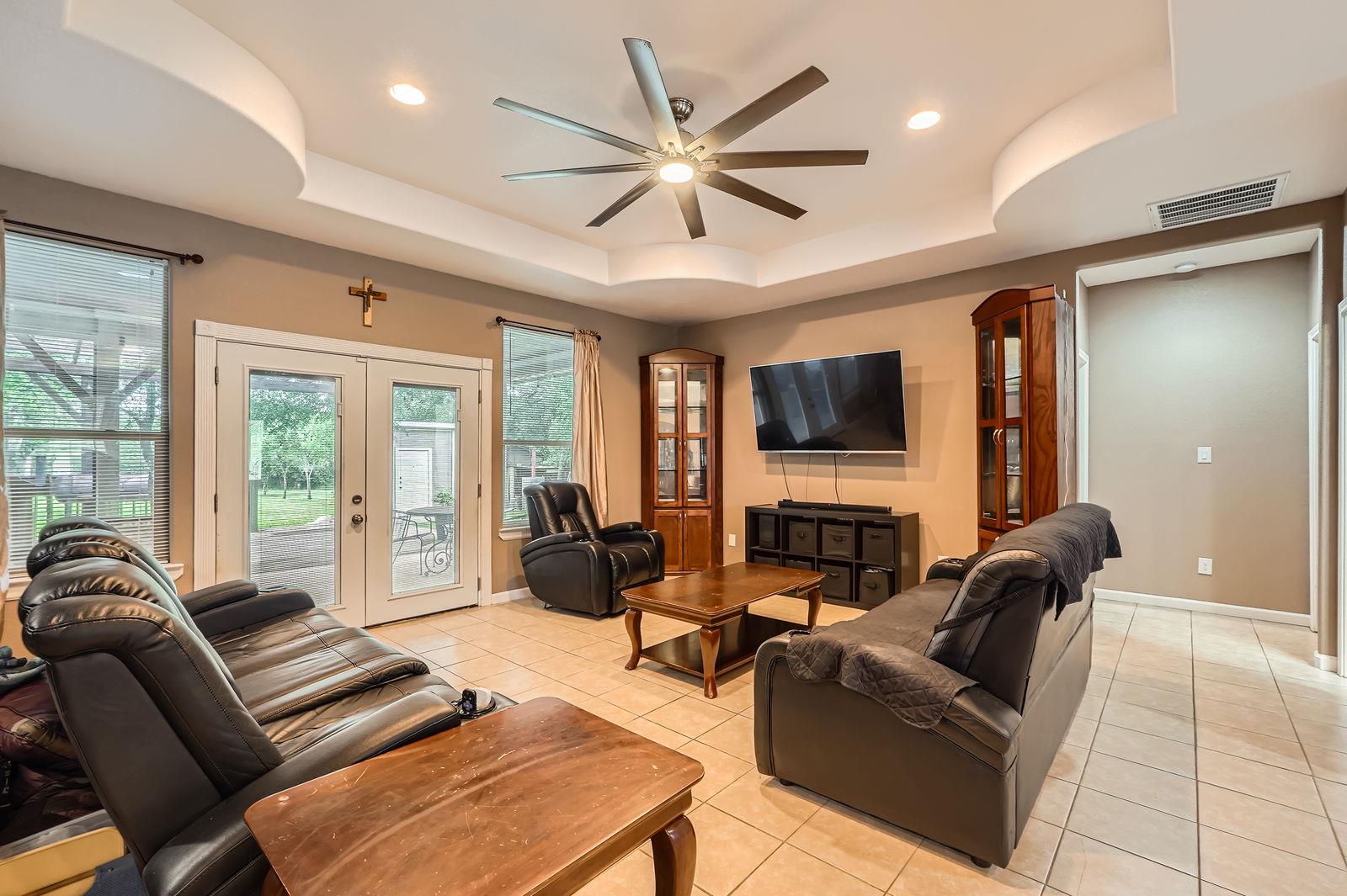 195 Heritage Oaks Dr, Cedar Creek, TX 78612