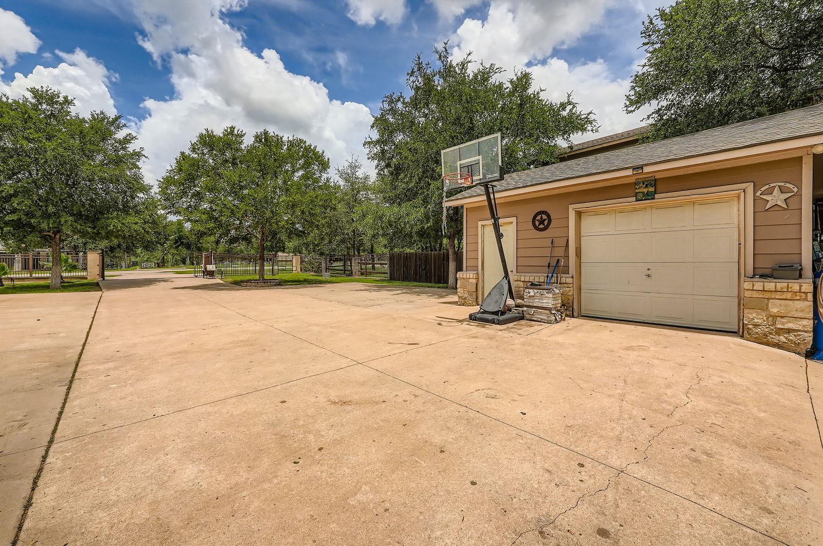 195 Heritage Oaks Dr, Cedar Creek, TX 78612