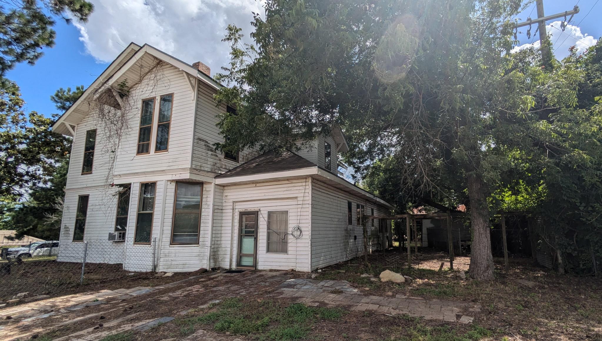 235 E Milam Ave, Rockdale, TX 76567