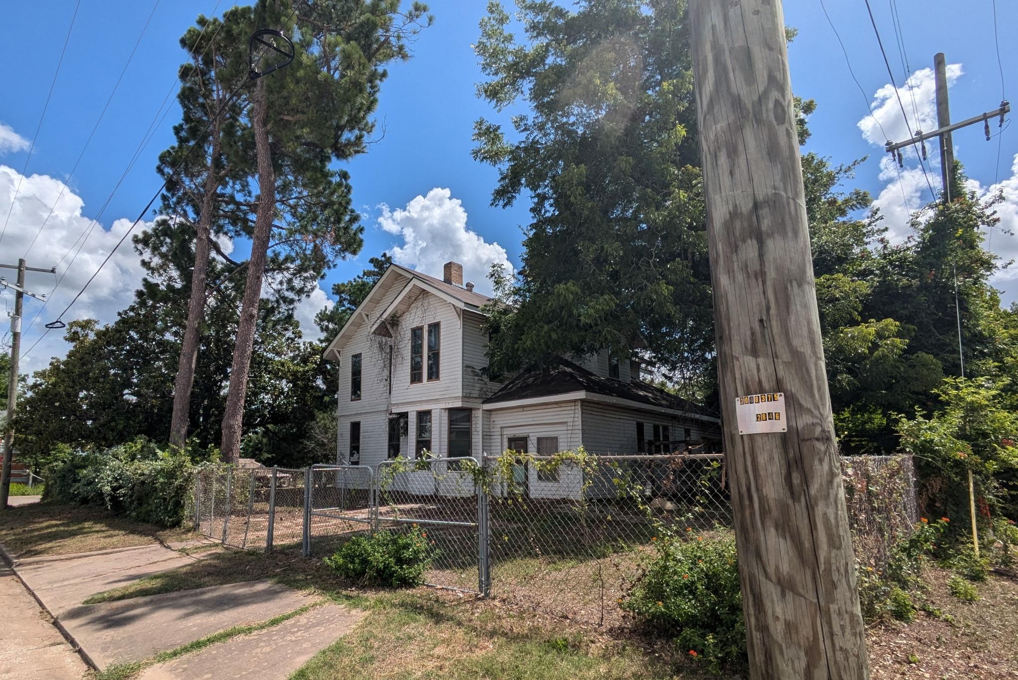 235 E Milam Ave, Rockdale, TX 76567