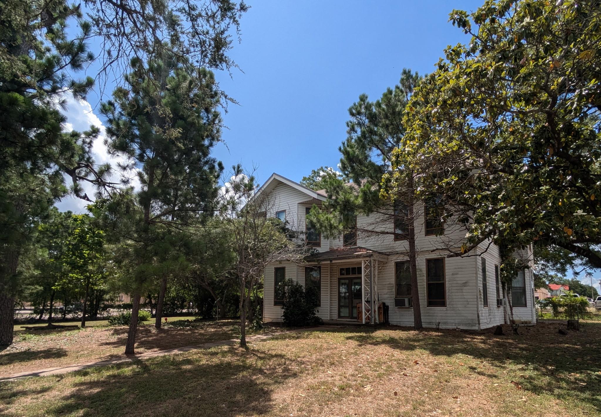 235 E Milam Ave, Rockdale, TX 76567